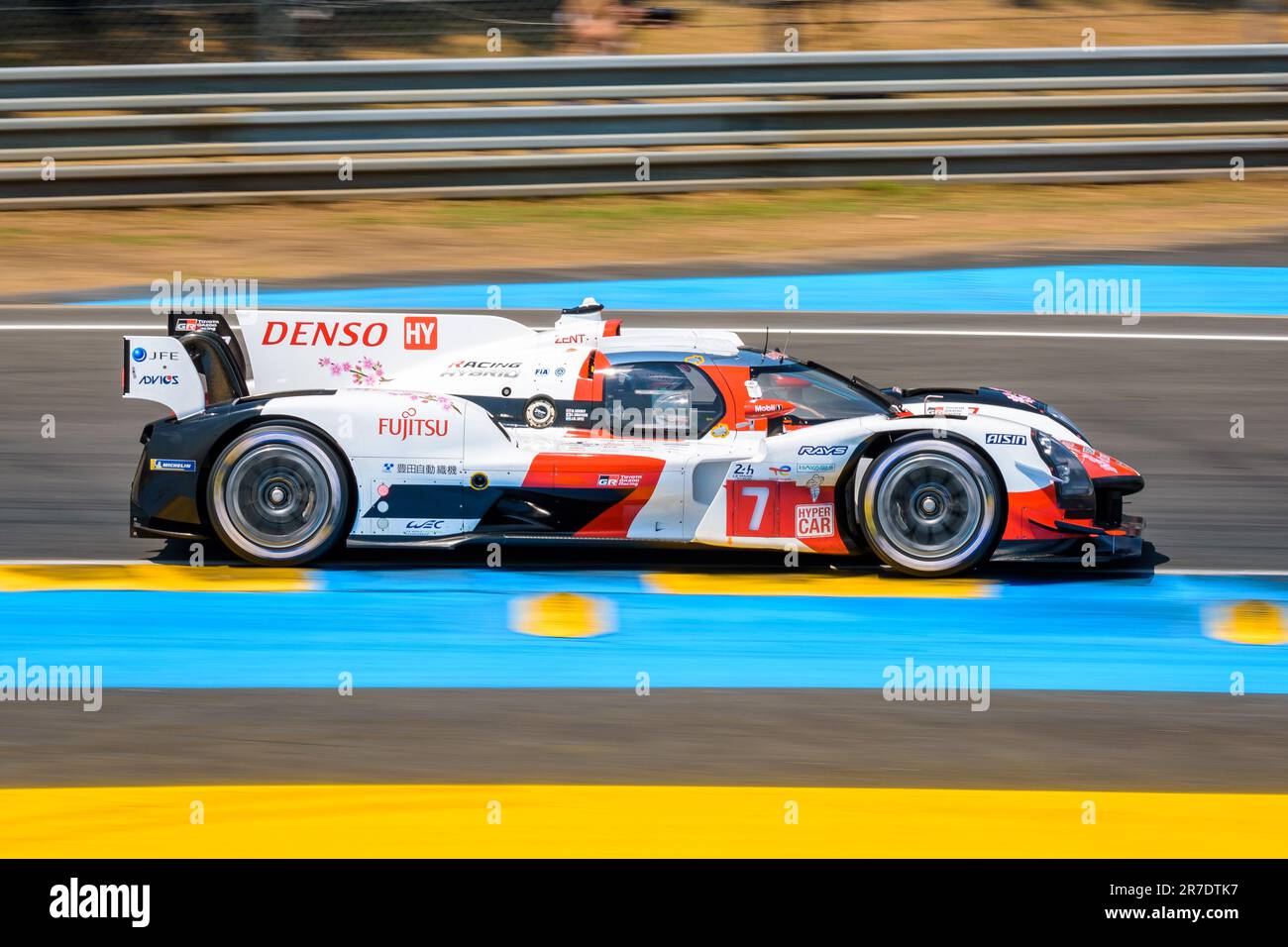 La monoposto Toyota GR010 n. 7, del team Toyota Gazoo Racing, sul circuito della Sarthe durante la 24 ore di le Mans. Foto Stock