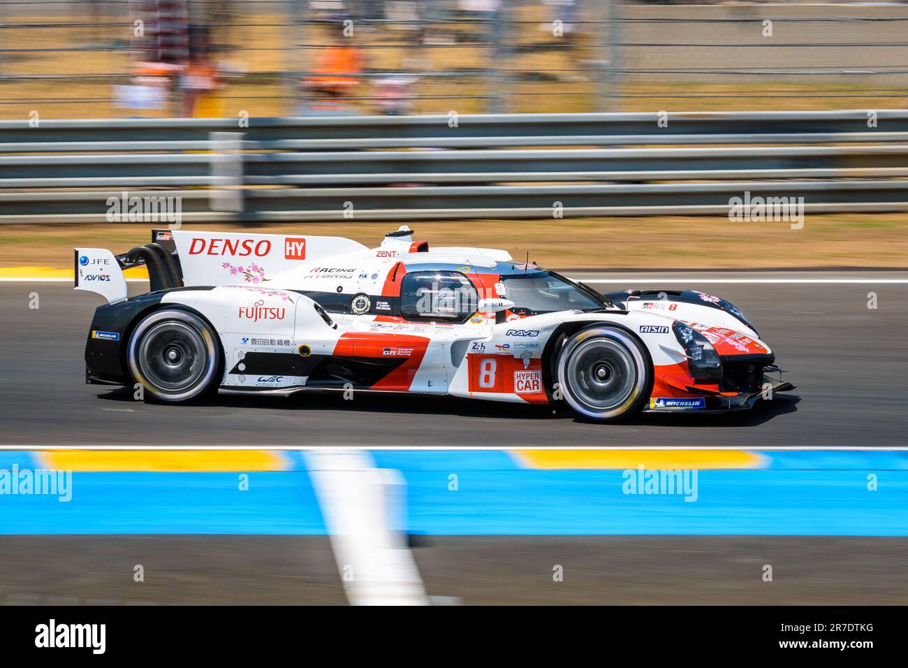 La monoposto Toyota GR010 n. 8, del team Toyota Gazoo Racing, sul circuito della Sarthe durante la 24 ore di le Mans. Foto Stock