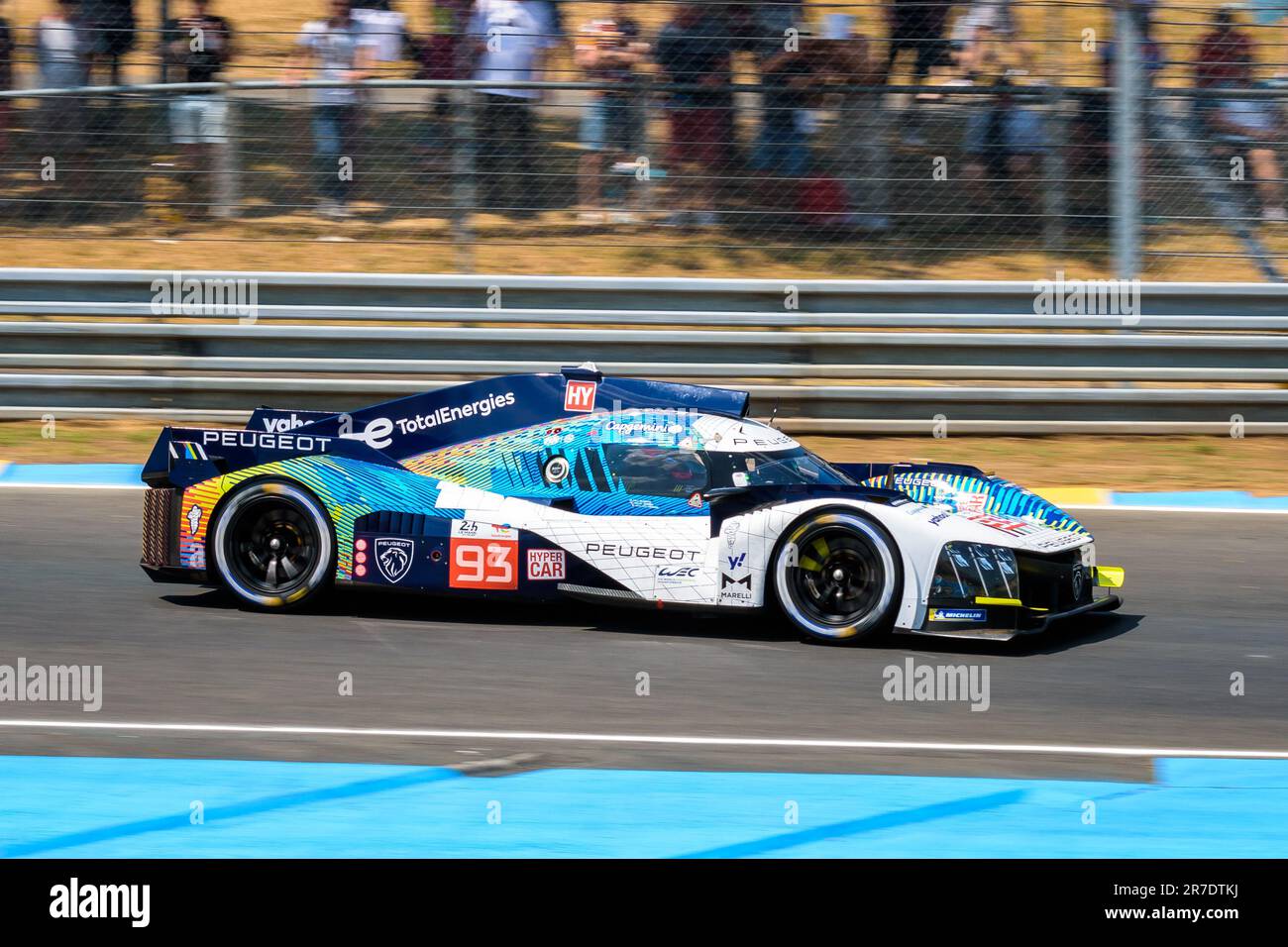 La monoposto Peugeot 9X8 n. 93, del team Peugeot TotalEnergies, sul circuito della Sarthe durante la 24 ore di le Mans. Foto Stock