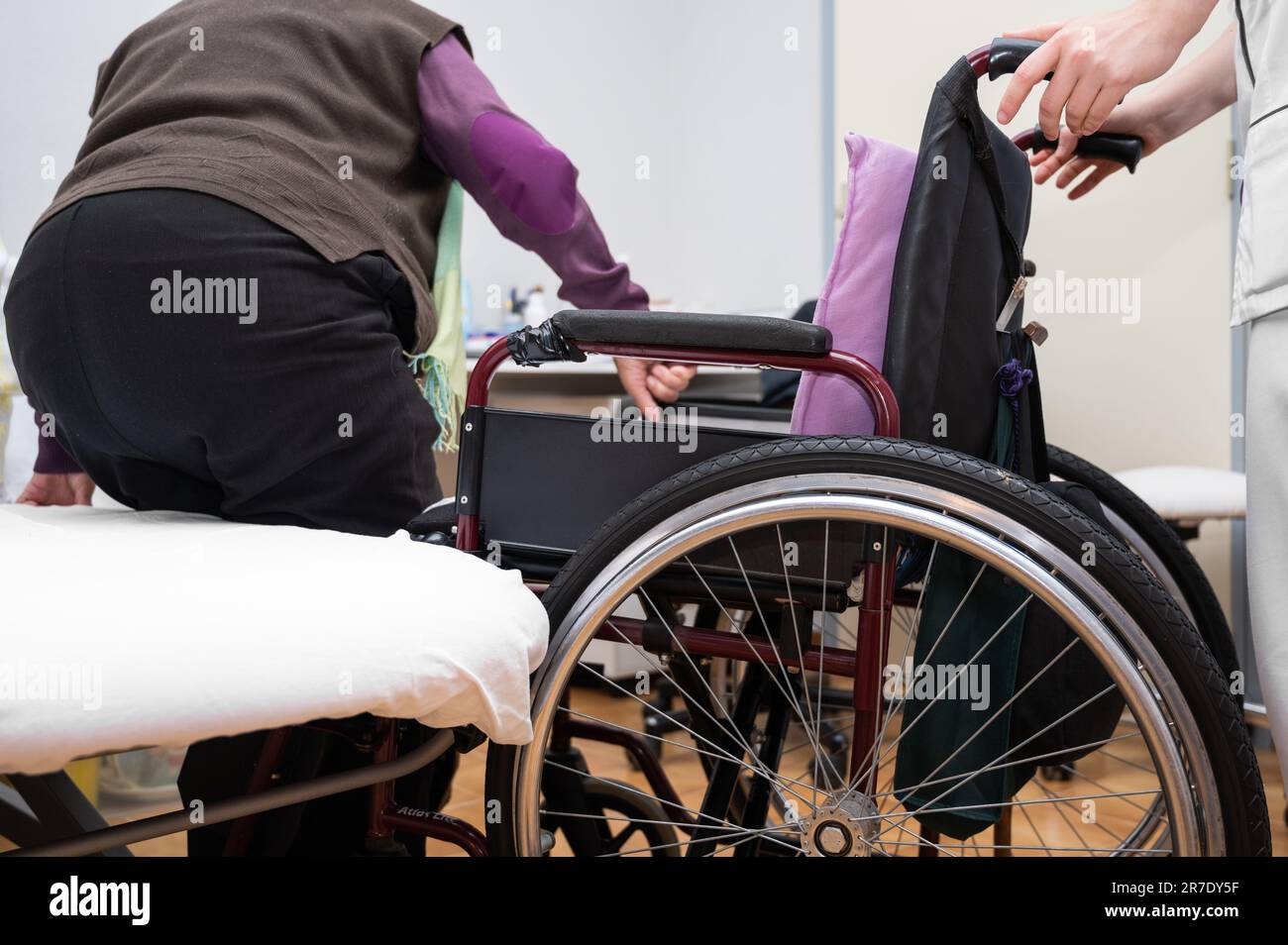 Giovane donna medico dare sostegno a anziana donna paziente con disabilità seduta in sedia a rotelle, donna caregiver o infermiera prendersi cura di anziani disabili nonna, anziani concetto di assistenza sanitaria Foto di alta qualità Foto Stock