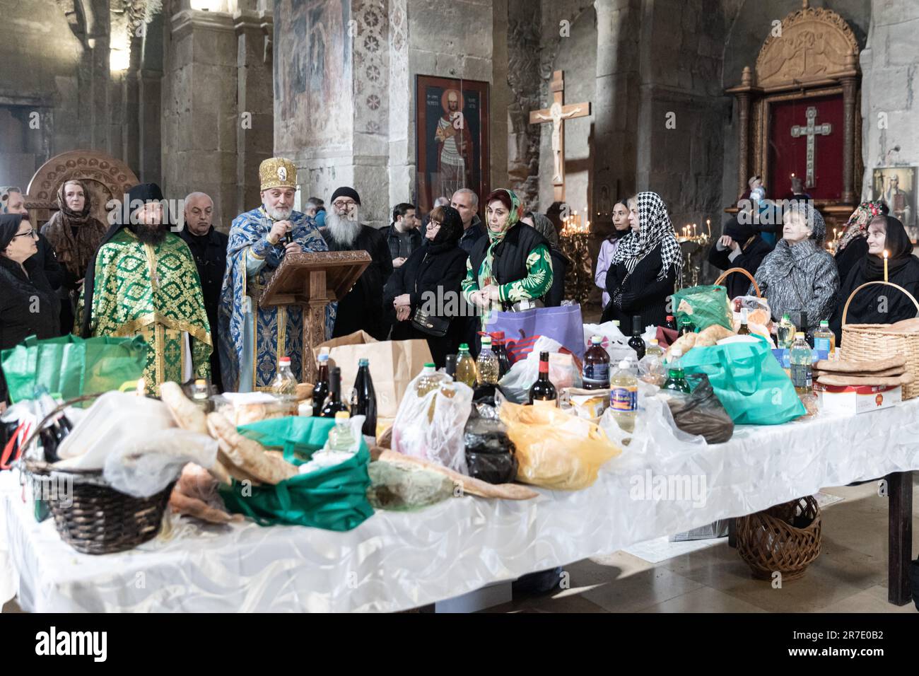 Il sacerdote parla della guerra dell'Azerbaigian Foto Stock