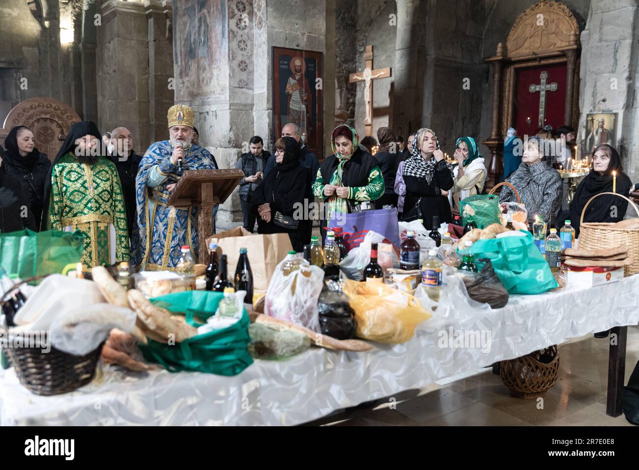 Il sacerdote parla della guerra dell'Azerbaigian Foto Stock