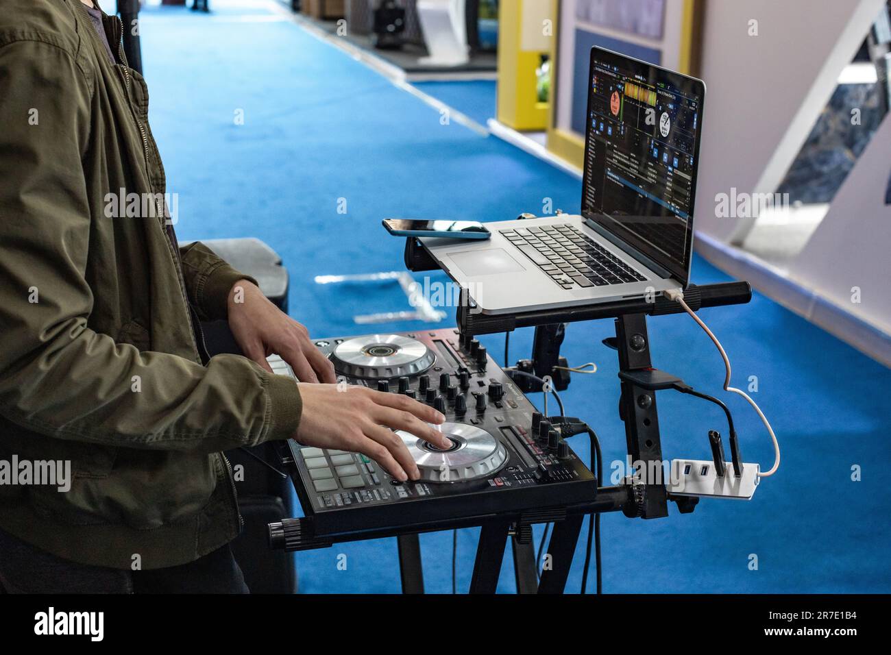 DJ alla console e apparecchiature di controllo Foto Stock