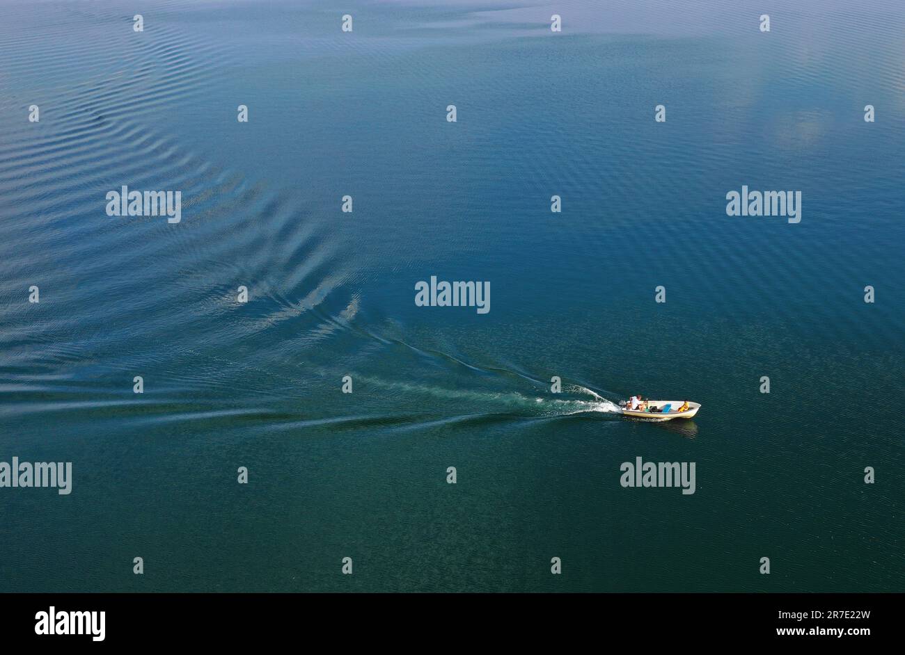 Motala, Svezia. 14th giugno 2023. Tempo stagionale, alcune persone in una piccola barca sul lago Boren, Motala, Svezia, nel tempo soleggiato durante il Mercoledì sera. Credit: Jeppe Gustafsson/Alamy Live News Foto Stock
