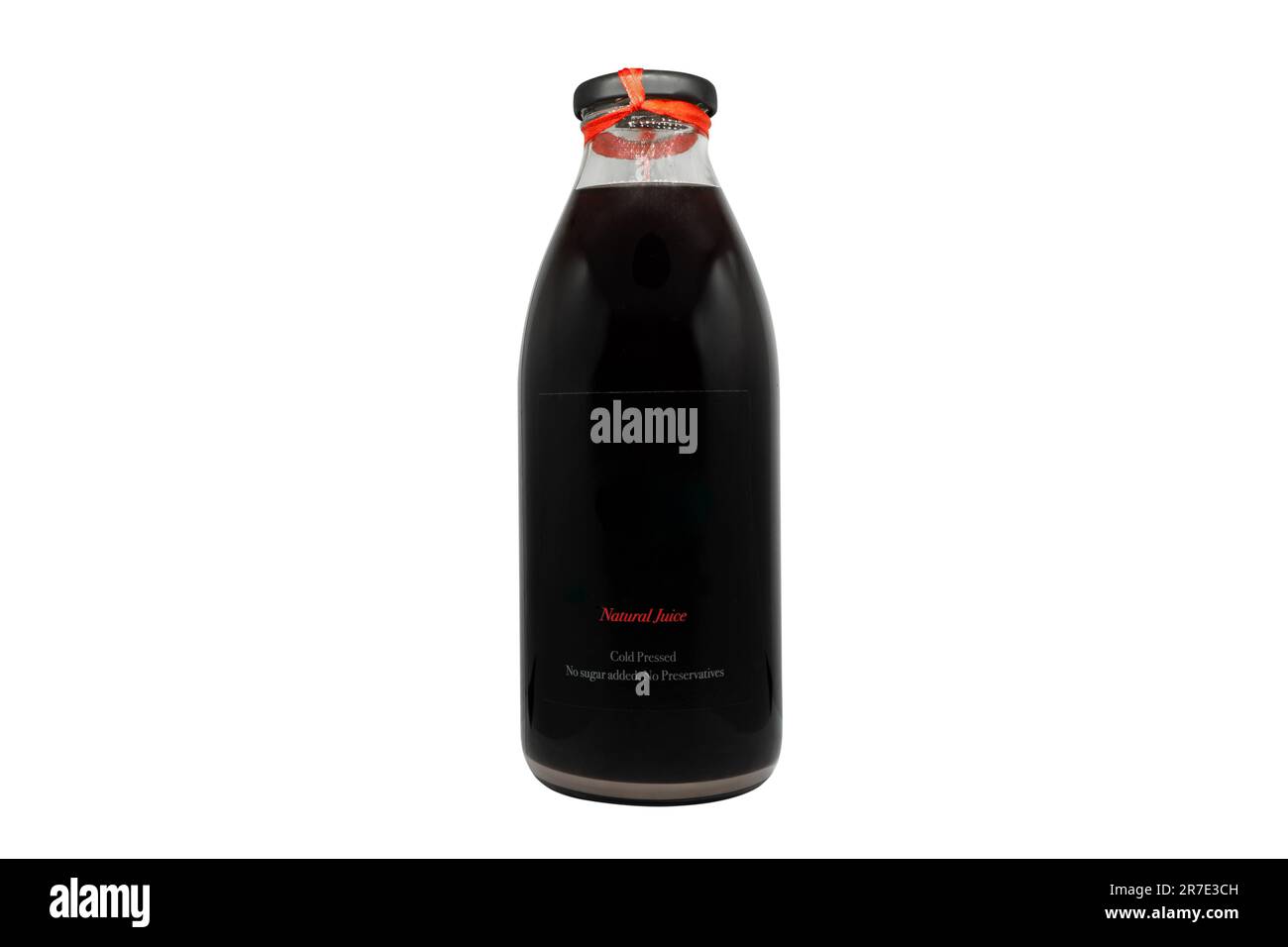 Bottiglia di vetro con composta e bacche isolate su fondo bianco. Vasetto confezionato di succo o composta. Fette di frutti di bosco dolci in scatola. Foto Stock