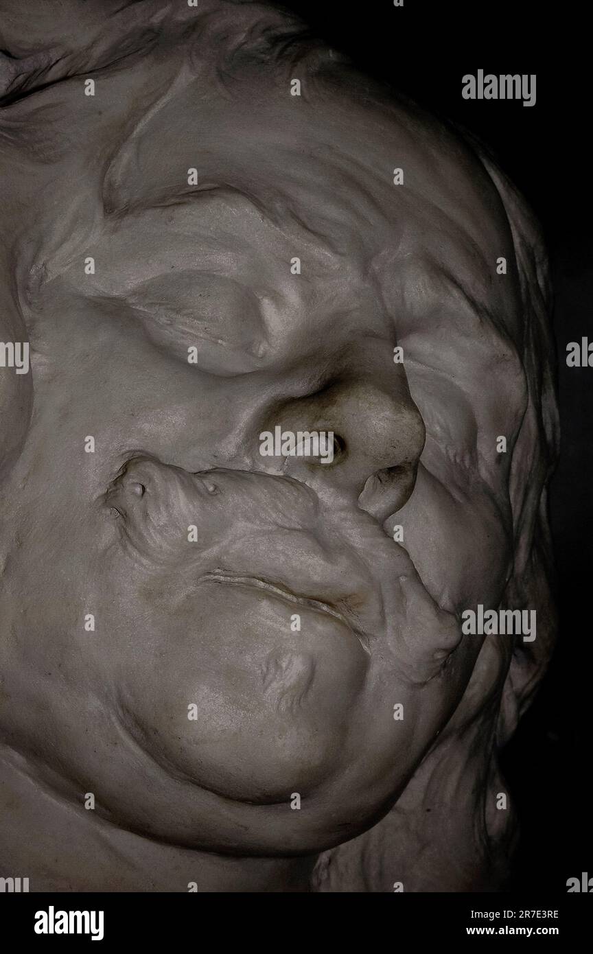 Monumento commemorativo in marmo all'eroe navale olandese del 17th° secolo, l'ammiraglio Michiel de Ruyter (1607 - 1676), dello scultore fiammingo Rombout Verhulst (1624 - 1698), nel Nieuwe Kerk di Amsterdam, Olanda. De Ruyter, che ha vinto grandi vittorie durante le guerre anglo-olandesi, è ancora venerato nei Paesi Bassi oggi e chiamato Bestevaêr (medio olandese per "nonno"). Foto Stock