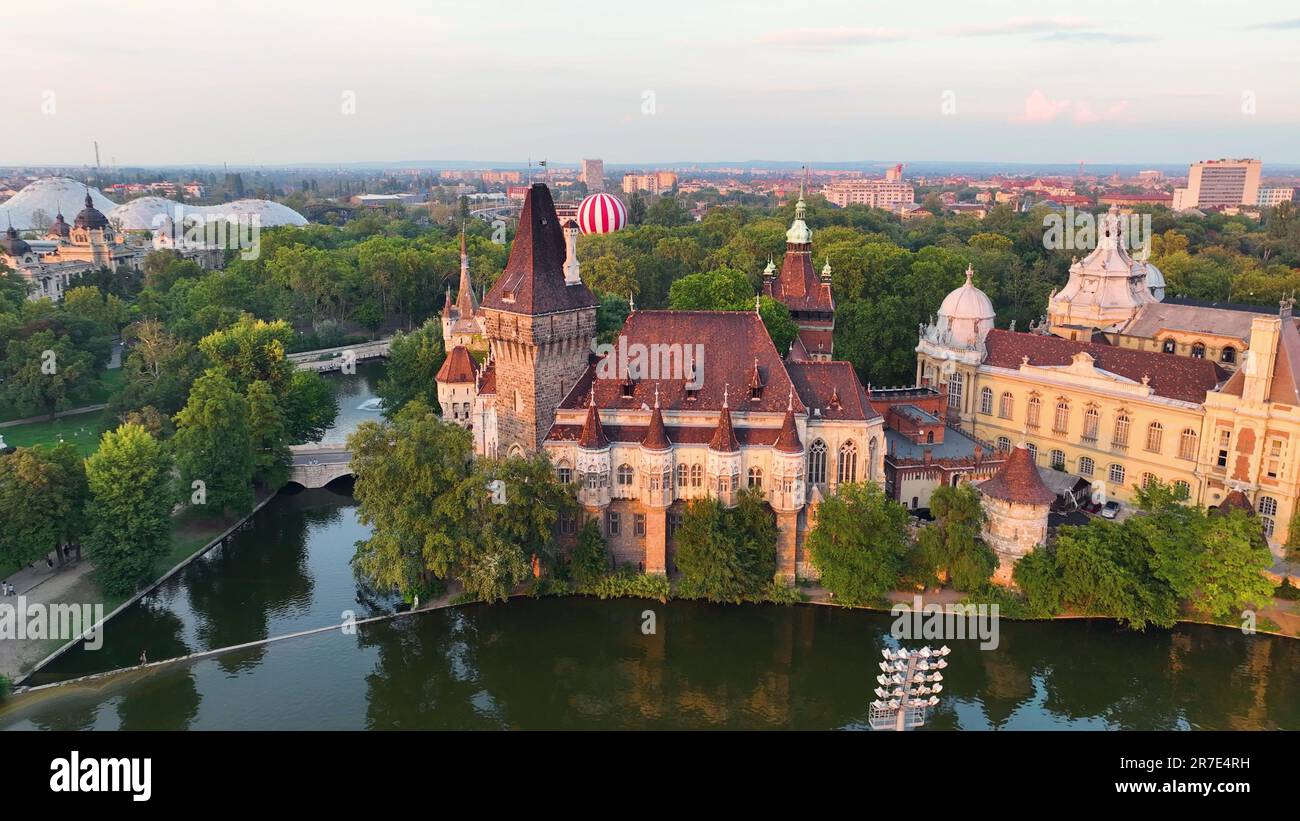 4K vista aerea del parco cittadino e del Castello Vajdahunyad a Budapest. Ungheria Foto Stock