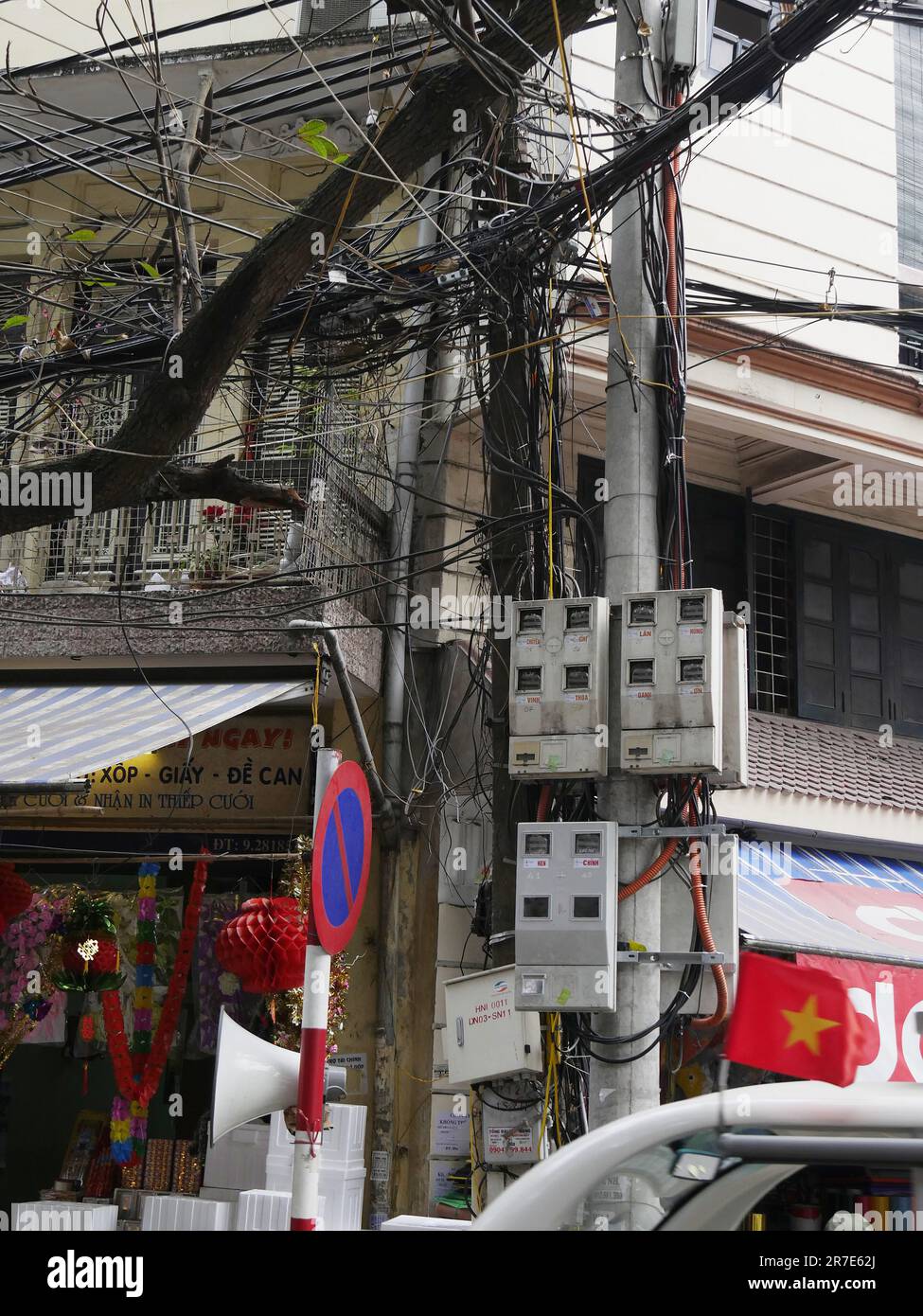 Rete elettrica e telefonica, Old District of Hanoi, il distretto delle 36 aziende, Vietnam Foto Stock