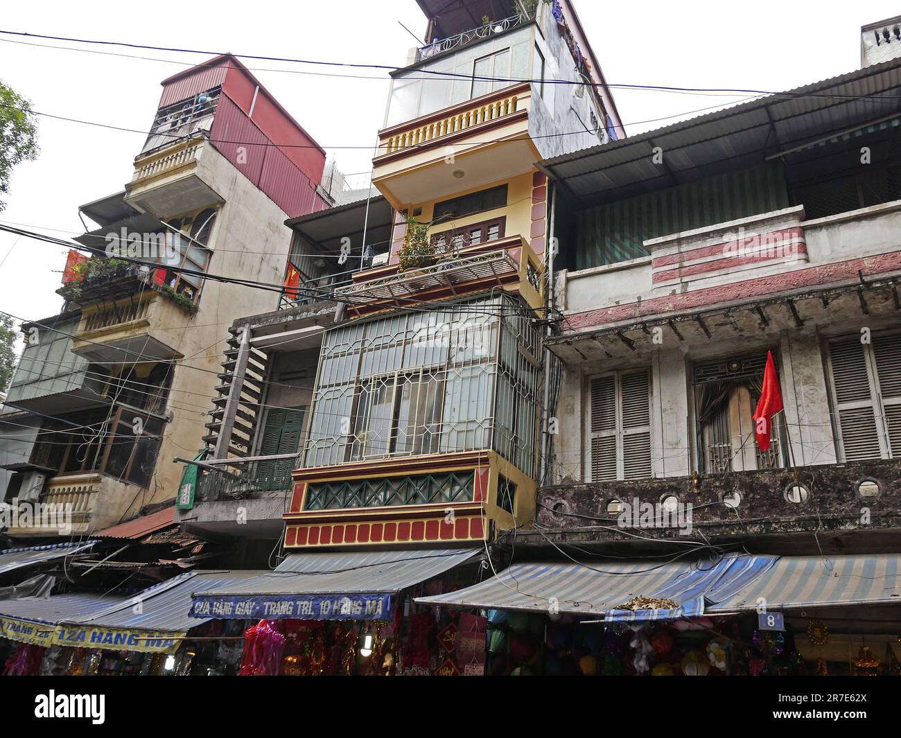 Case nel Vecchio quartiere di Hanoi, il distretto delle 36 aziende, Vietnam Foto Stock