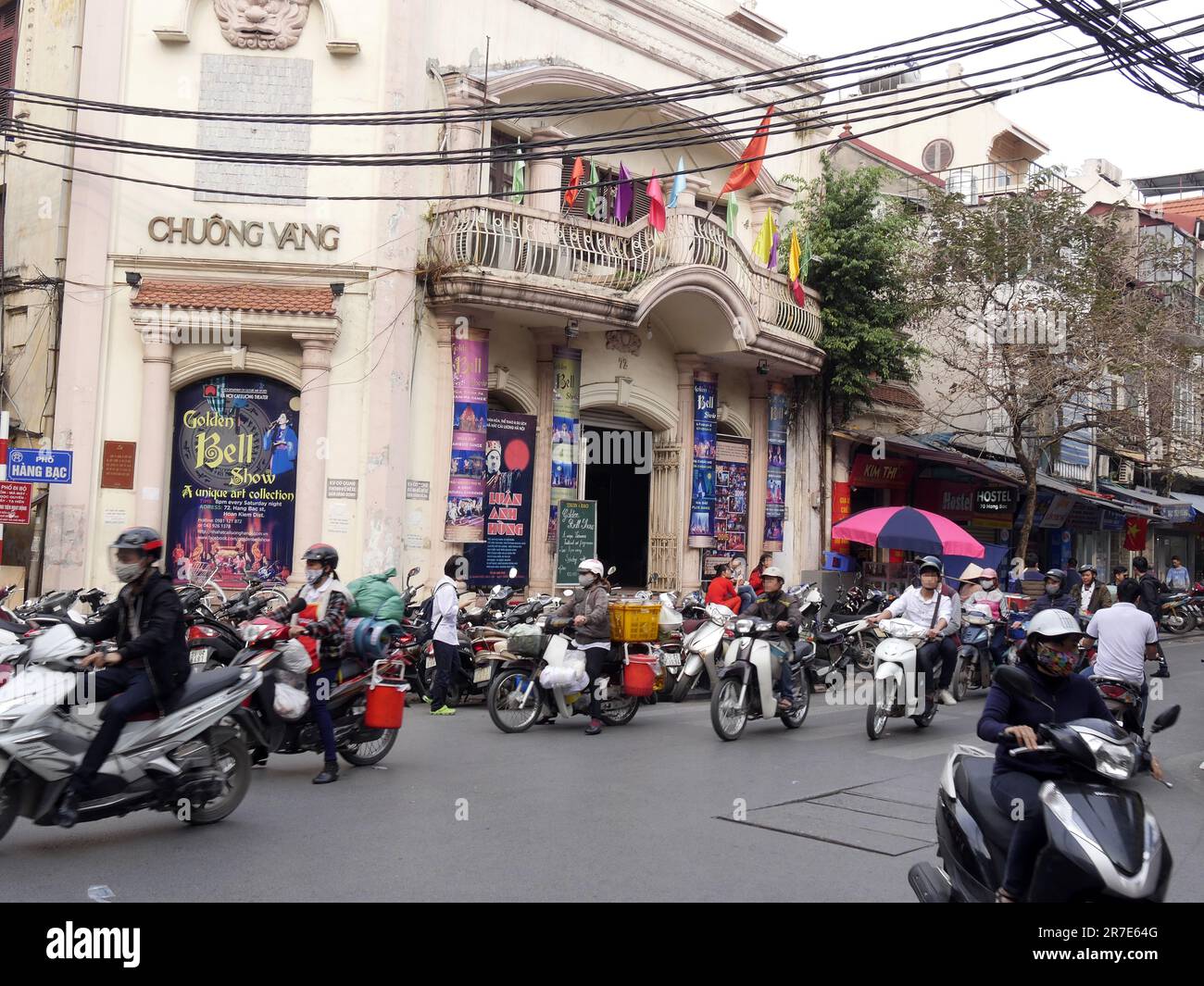 Traffico nel quartiere Vecchio di Hanoi, il distretto delle 36 aziende, Vietnam Foto Stock