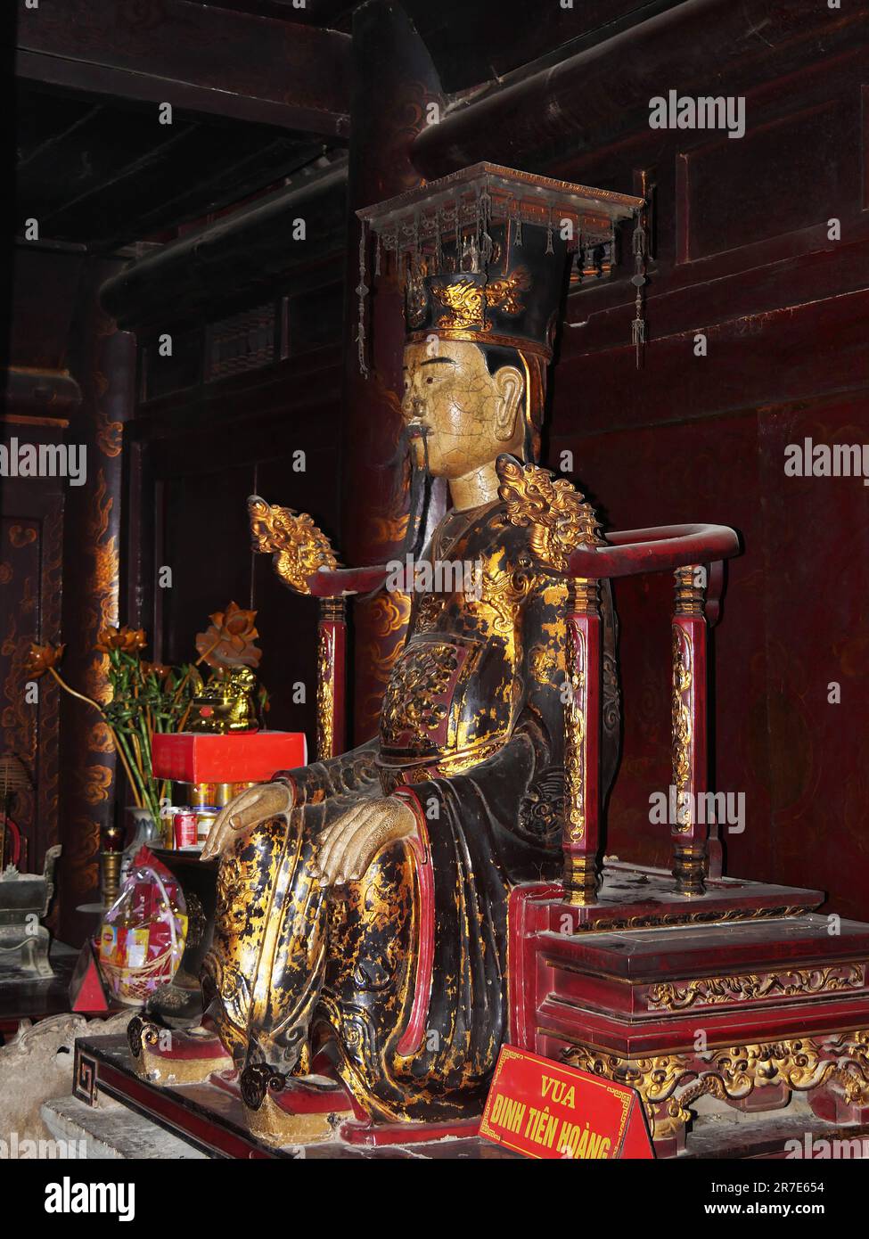 Vietnam, Hoa Lu, tomba dell'Imperatore Dinh, Statua dell'Imperatore Foto Stock