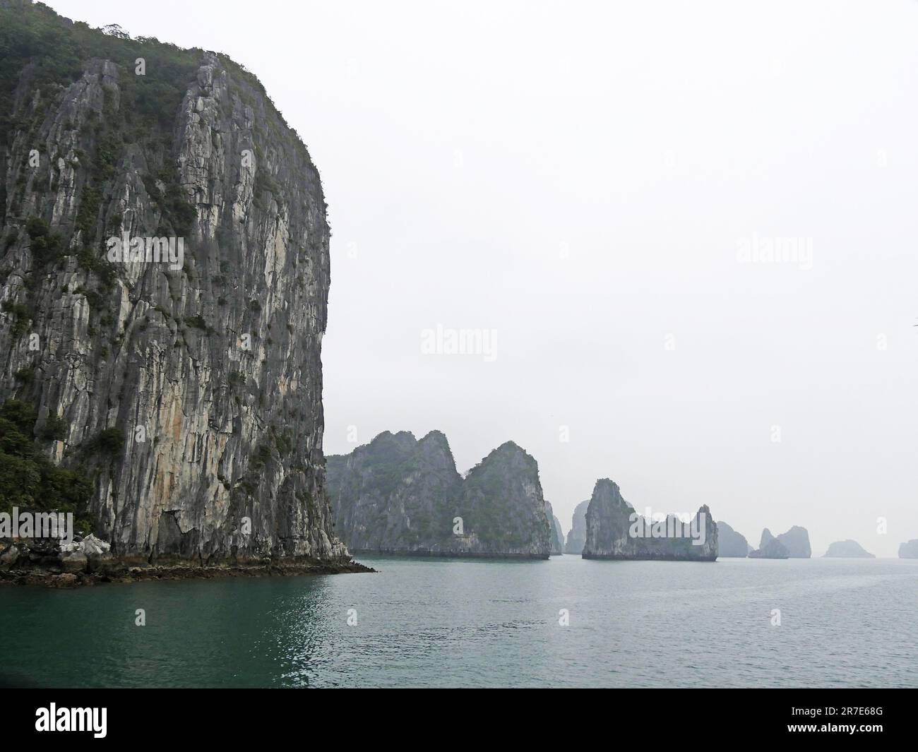 Vietnam, Quang Ninh Area, Halong Bay o ha Long Bay Sito Patrimonio dell'Umanità dell'UNESCO, il paesaggio carsico Foto Stock