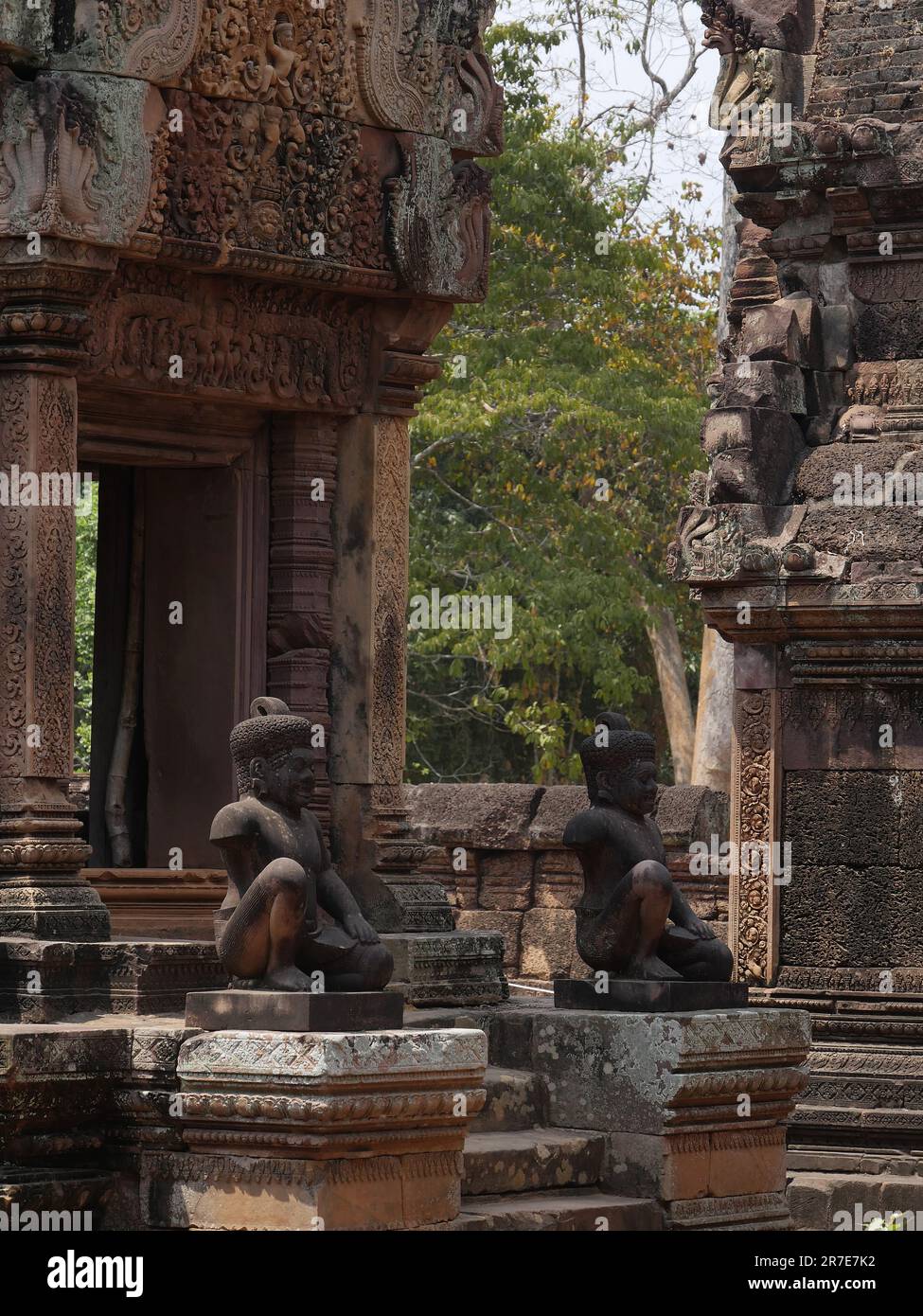 Tempio di Banteay Srei, provincia di Siem Reap, complesso del tempio di Angkor, patrimonio mondiale dell'UNESCO nel 1192, costruito nel 967 dal re Jayavarman V, C. Foto Stock