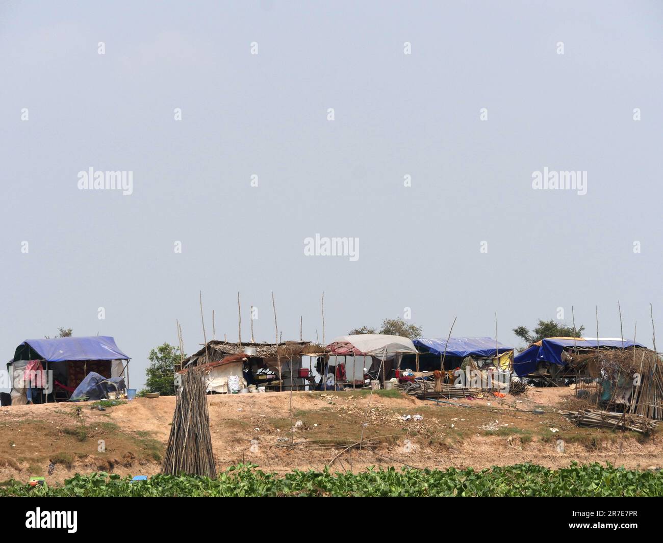 Villaggio vicino al fiume Tonle SAP, Siem Reap Provincia, Cambogia Foto Stock