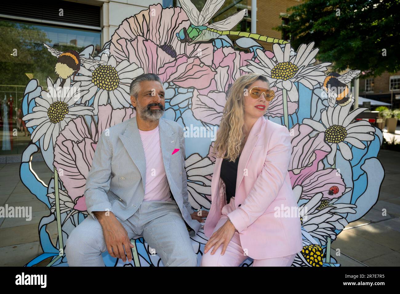 Londra, Regno Unito. 15 giugno 2023. Gli artisti Baker & Borowski con il loro lavoro "Graphic Rewilding Flower Clouds" a Duke of York Square in anteprima dell'annuale Public Art Trail di Kensington and Chelsea Art Week (KCAW), che presenta sculture, installazioni e murales di livello mondiale esposti in tutto il quartiere dal 22 giugno al 31 agosto. Credit: Stephen Chung / Alamy Live News Foto Stock