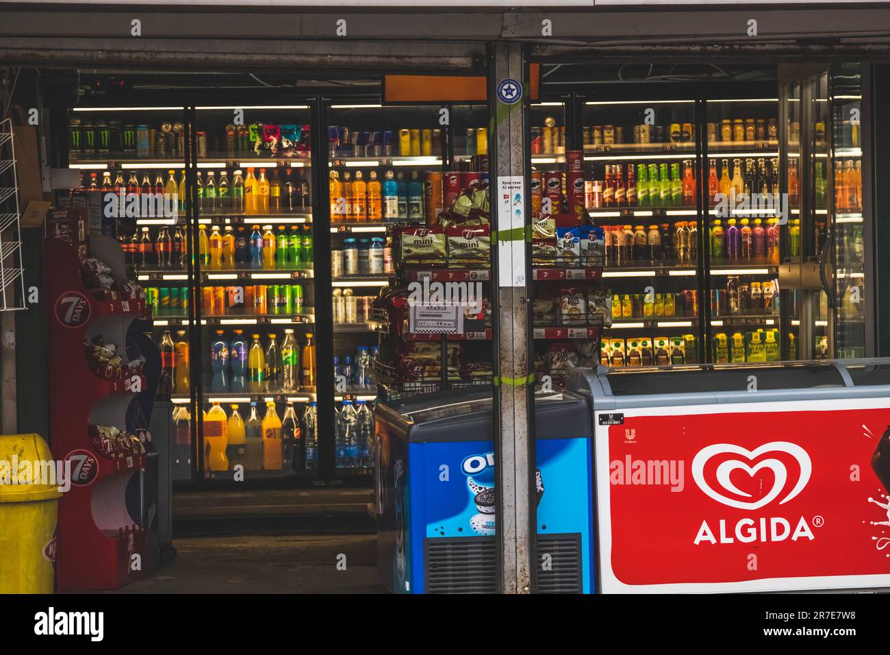 Acquista bevande e cibi di marca sugli scaffali e nei distributori automatici con ghiaccio nei frigoriferi Foto Stock