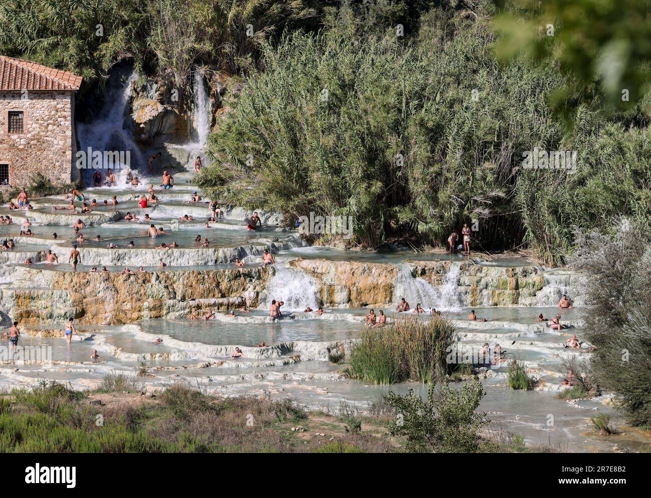 Saturnia, Italia - 13 settembre 2022: Le persone fanno il bagno nelle sorgenti termali di Saturnia Therme, Saturnia, Toscana, Italia Foto Stock