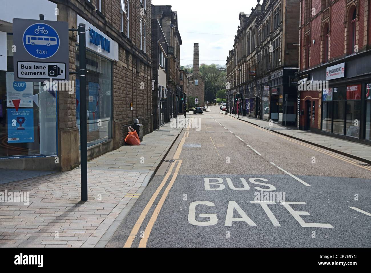 Segnaletica stradale associata alle restrizioni sul traffico della corsia degli autobus e all'applicazione delle telecamere, Burnley Foto Stock