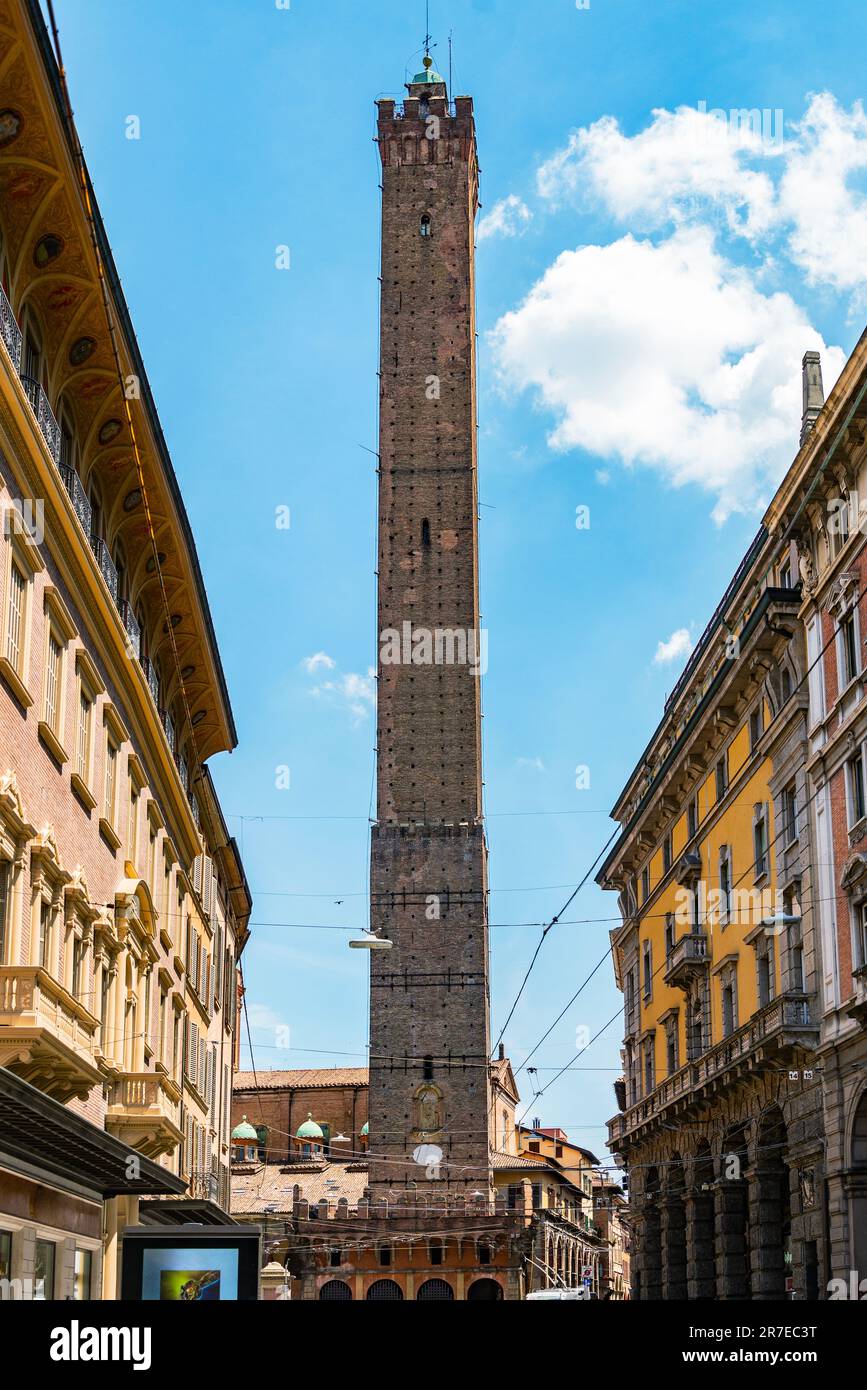 Vista sulle torri pendenti della Torre degli Asinelli, la più alta di Bologna Foto Stock