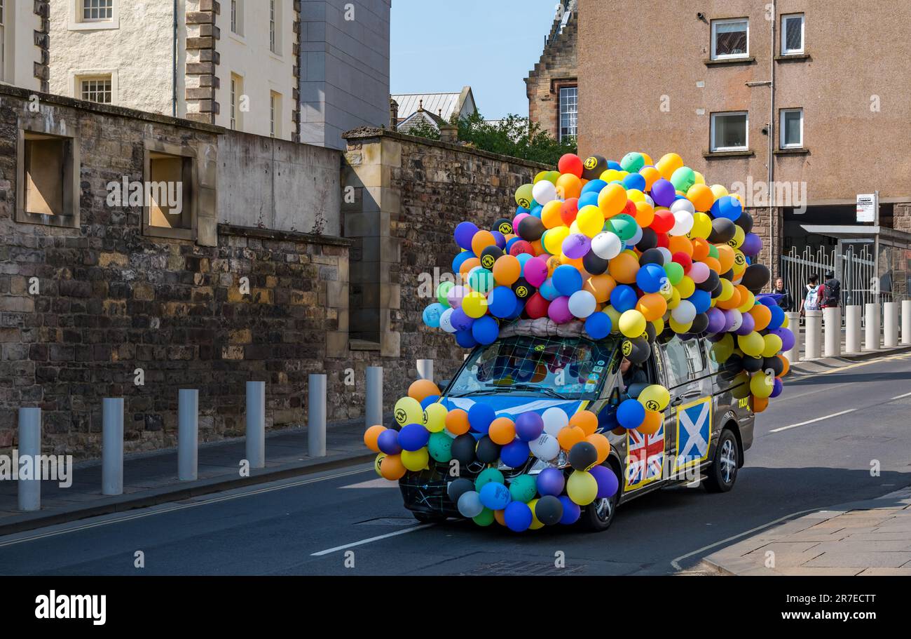 Taxi coperto in mongolfiera per bambini Edinburgh Taxi gita, Royal Mile, Edimburgo, Scozia, Regno Unito Foto Stock