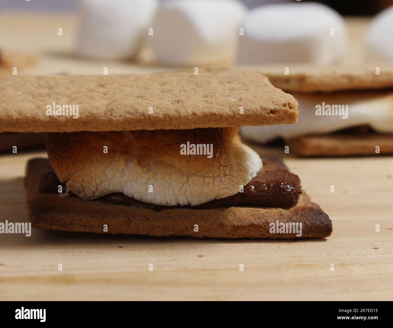 Smores. Marshmallow con cracker al cioccolato e Graham in cucina rustica Foto Stock