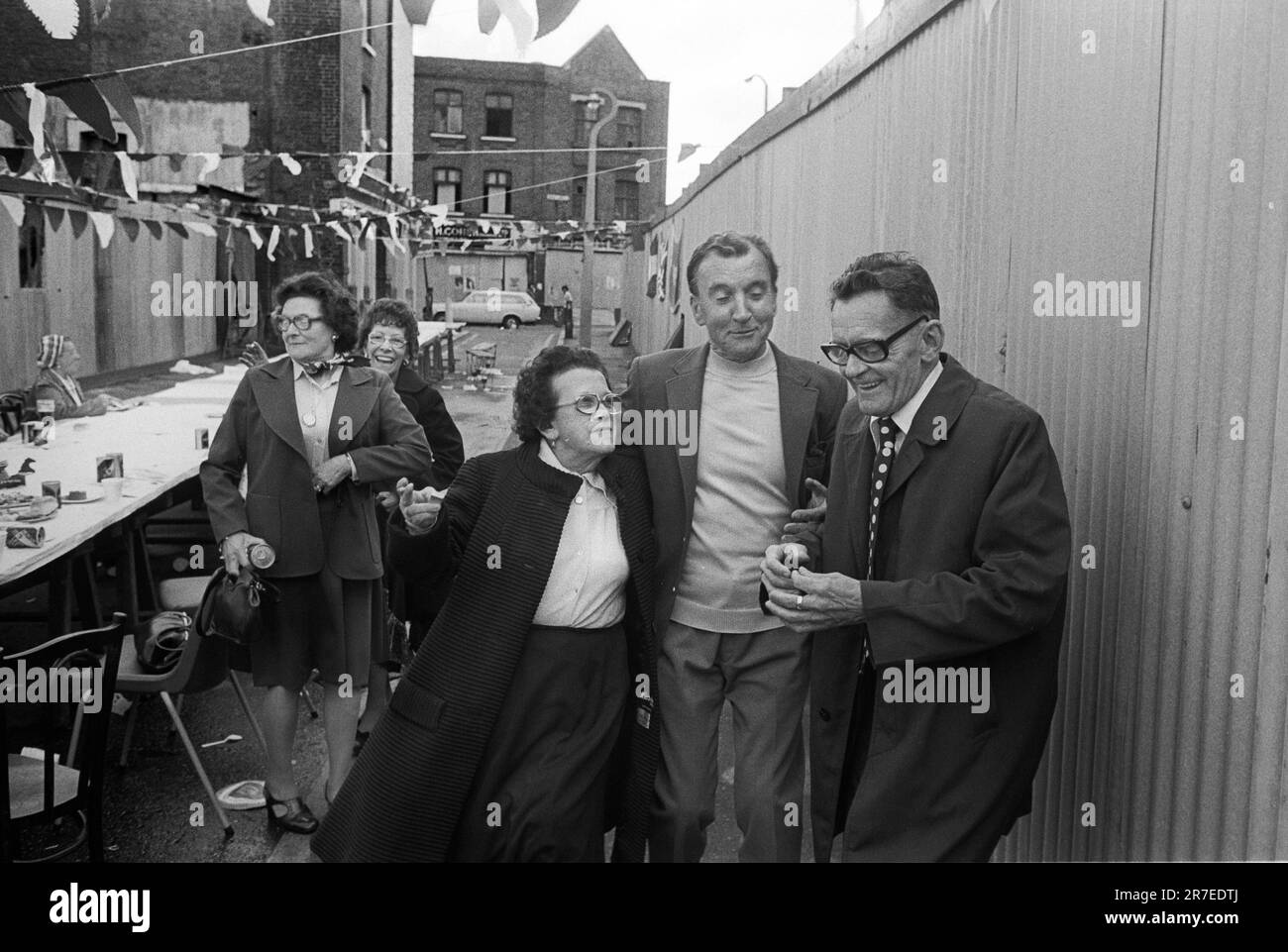 Celebrazione del Giubileo d'Argento della Regina Elisabetta II 1977. Repton Street, la festa di strada è finita, ma non è stato superato. Whitechapel, Tower Hamlets, East London, Inghilterra circa giugno 1977. Foto Stock