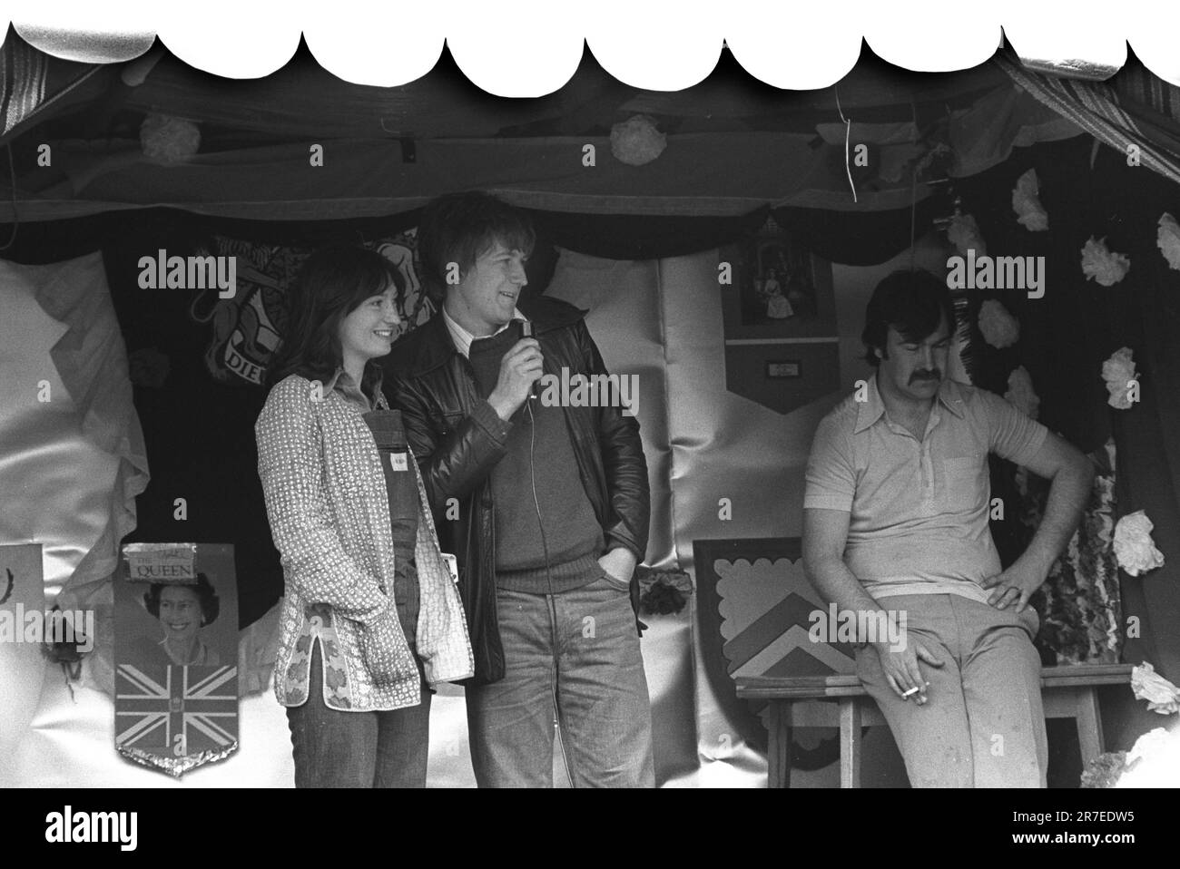 Celebrazione del Giubileo d'Argento della Regina Elisabetta II 1977. Lunedì di festa della Banca di primavera i residenti Betterton Road tenere una festa di strada giubilare d'argento celebrativo. Folle di abitanti del posto guardano uno spettacolo di marionette che si svolge. Gavin Weightman giornalista, ex regista documentario, autore e 'storico popolare'. Stiamo lavorando per New Society Magazine. Rainham, Essex, Inghilterra 6th giugno 1977. Foto Stock