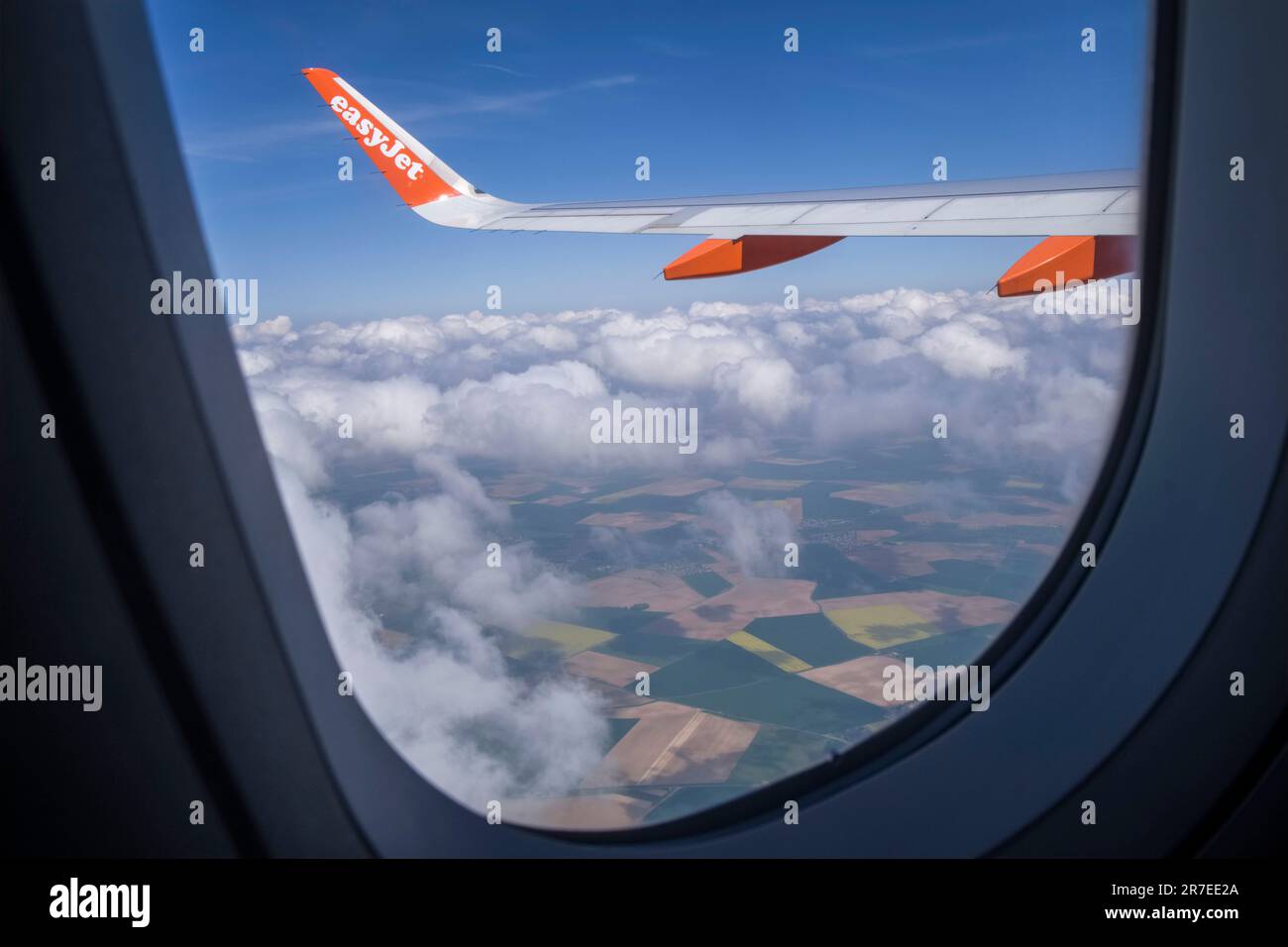 A bordo di un aereo Easyjet in volo. Vista sull'ala e sulla campagna Foto Stock