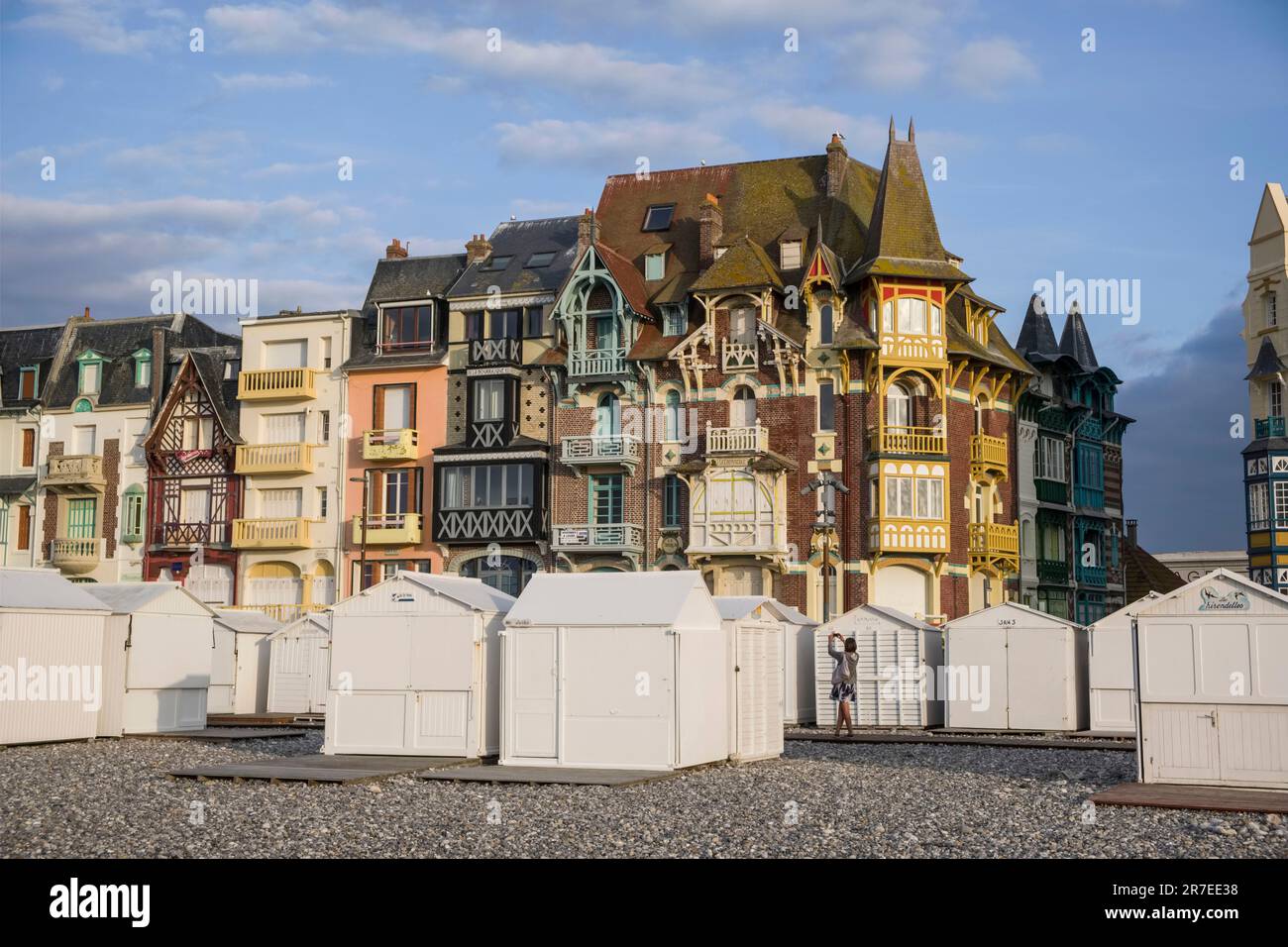 Mers-les-Bains (Francia settentrionale): Capanne sulla spiaggia e ville lungo il lungomare Foto Stock