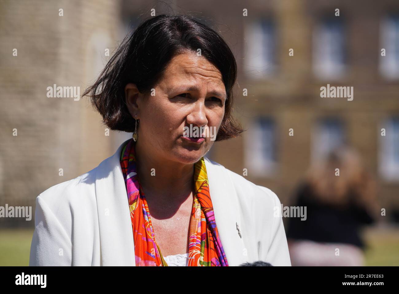 Londra Regno Unito. 15 giugno 2023 . Catherine West Labour MP per Hornsey & Wood Green e Shadow Foreign Minister (Asia & Pacifico) è intervistato sul verde del college dopo che la commissione dei privilegi ha pubblicato il rapporto che l'ex primo ministro Boris Johnson mugnò il parlamento circa il partygate a Downing Street durante il blocco del coronavirus. Credit: amer Ghazzal/Alamy Live News Foto Stock