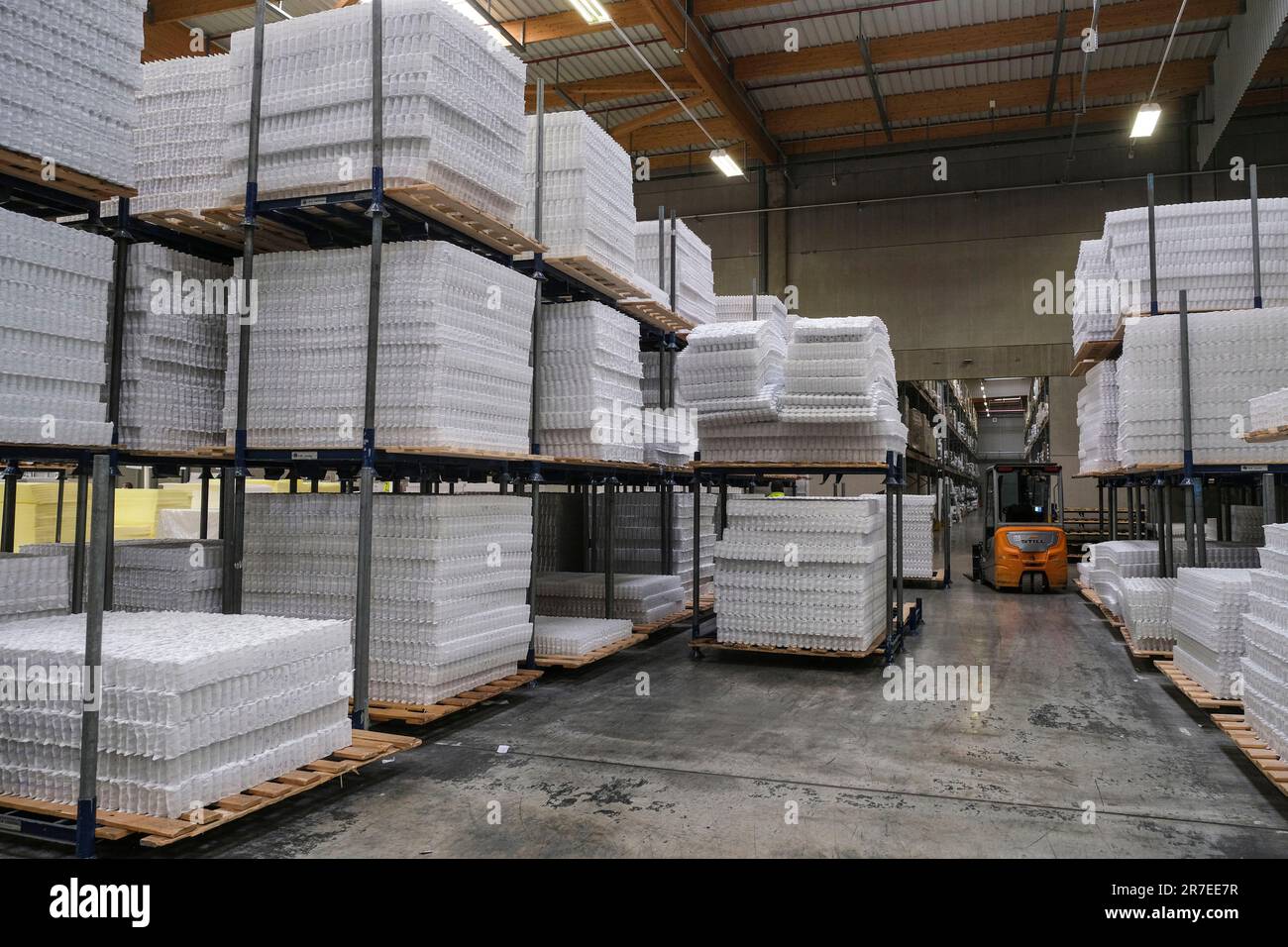 Groupe COFEL, produttore di materassi a Criquebeuf-sur-Seine (Francia settentrionale). Produzione di materassi Epeda. Magazzino materie prime Foto Stock