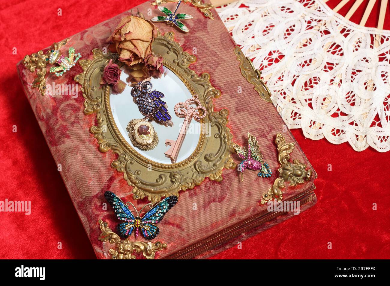 Antico libro con pietre preziose colorate. Libro di romanzo di fiaba Foto Stock