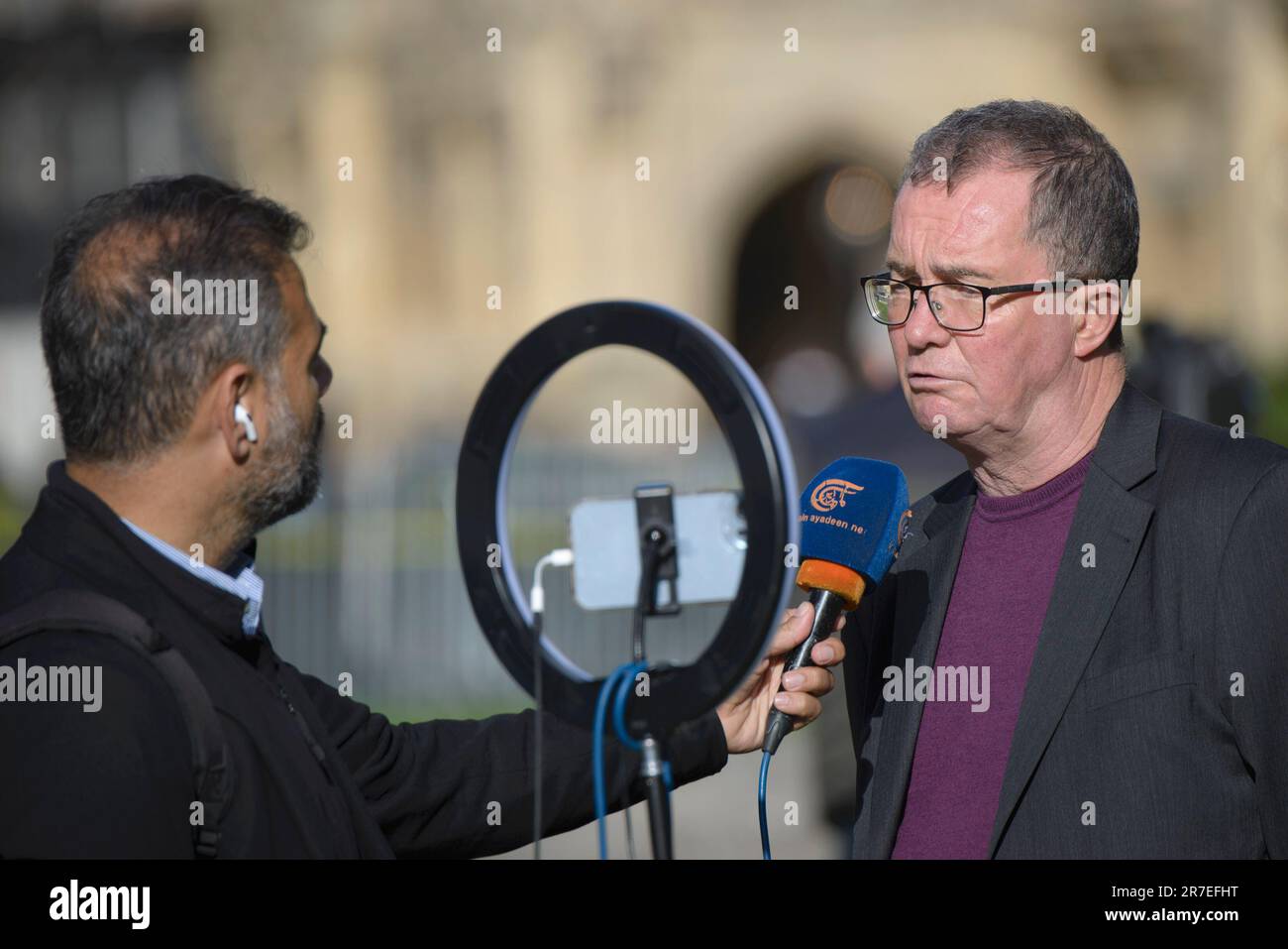 Chris Bambery - attivista politico scozzese, socialista, autore, giornalista, presentatore televisivo e produttore - intervistato su College Green, Westminster Foto Stock