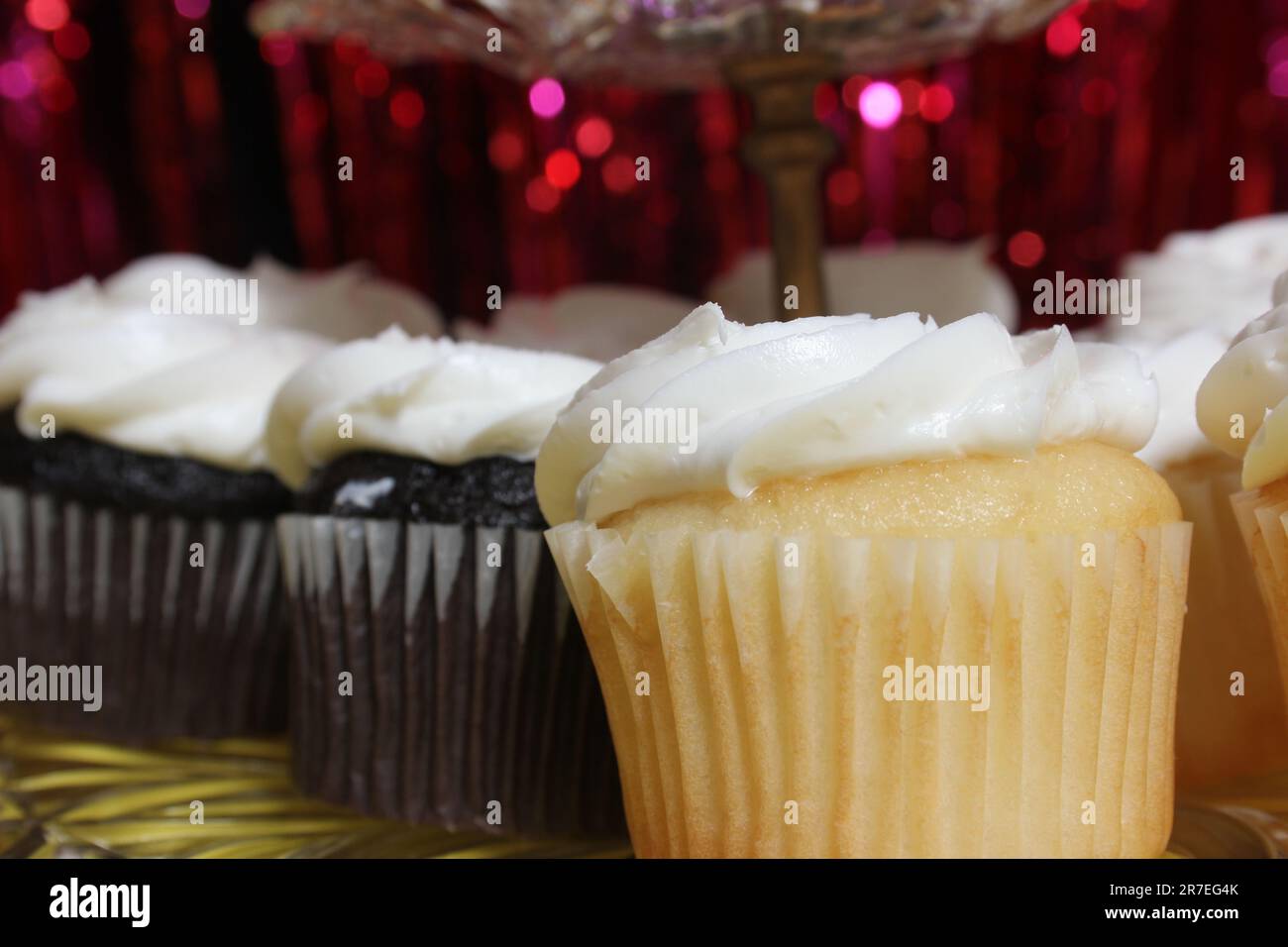 Cupcake con glassa bianca sul tavolo a festa evento Foto Stock