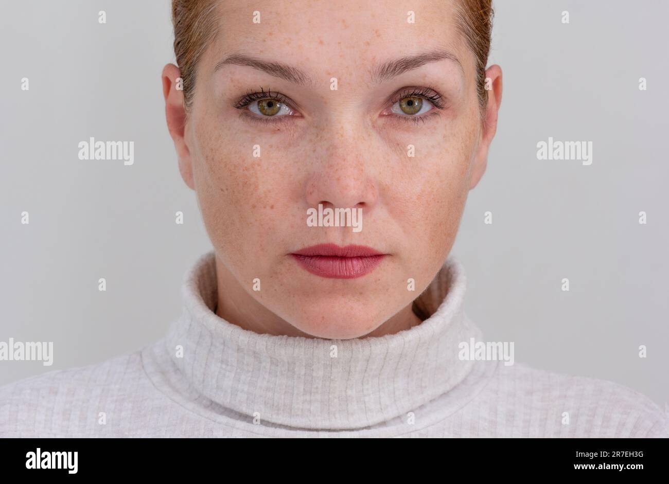 Ritratto di caucasico corto volto donna di mezza età con lenticchi su sfondo bianco guardando la fotocamera Foto Stock