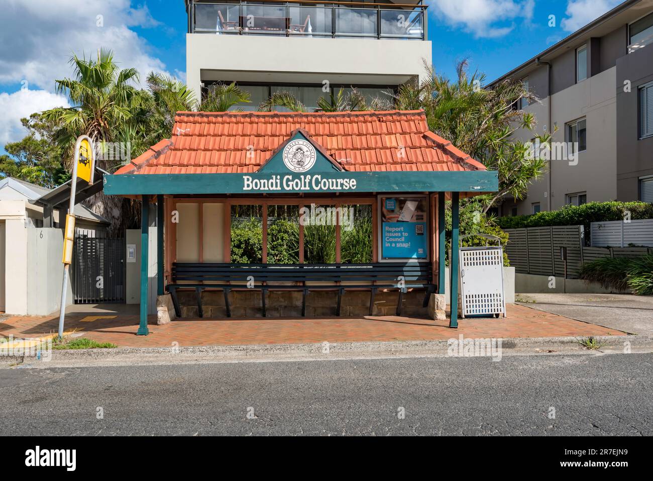 La fermata dell'autobus del campo da golf Bondi si trova su Military Road, North Bondi, Sydney, Australia Foto Stock