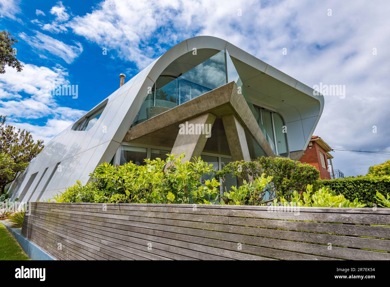 La Moebius House progettata nel 2007 a dover Heights, Sydney da Tony Owen Partners. Un rivestimento in metallo pre-incorniciato avvolge il tetto del telaio e il telaio a parete Foto Stock