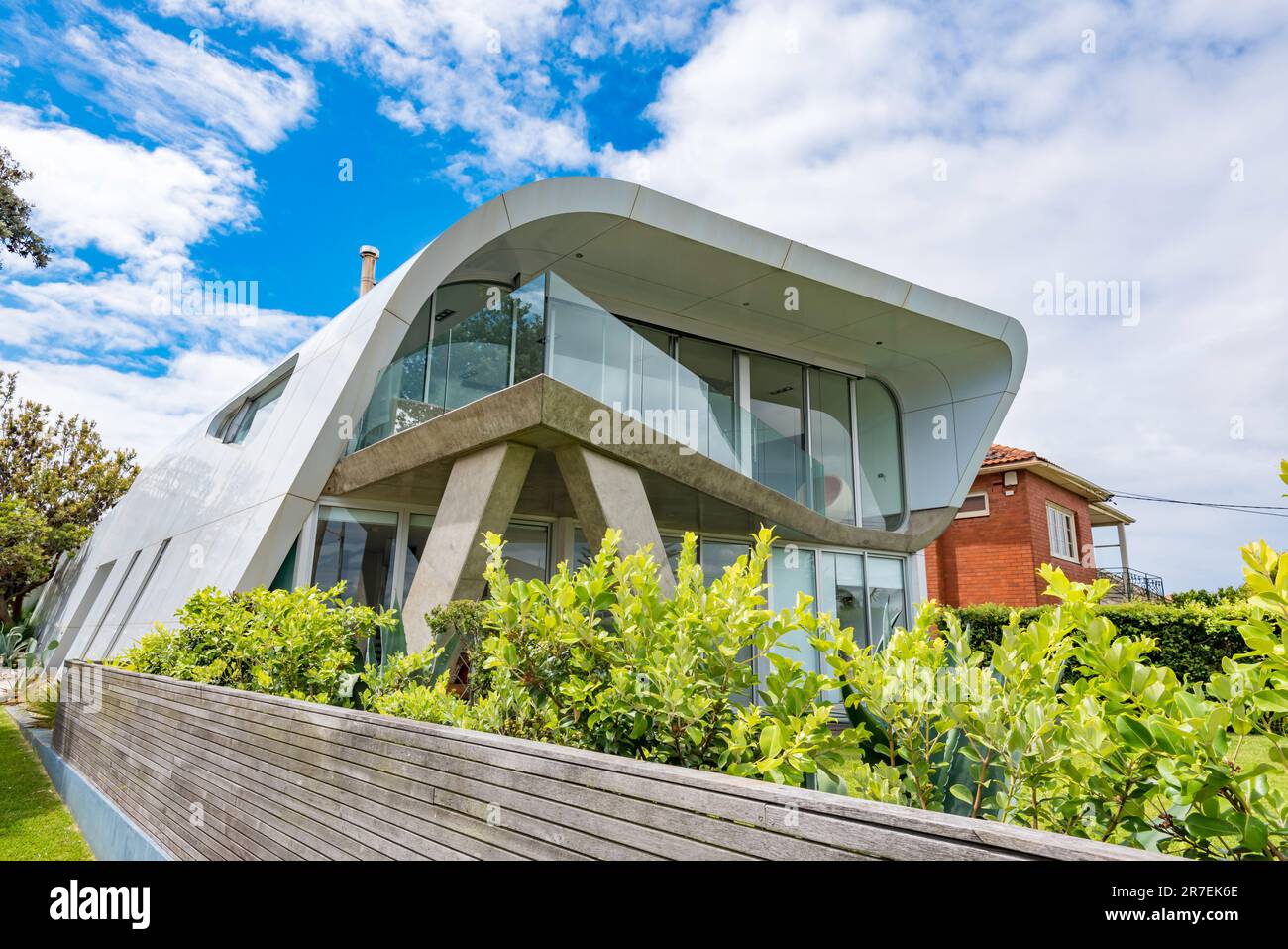La Moebius House progettata nel 2007 a dover Heights, Sydney da Tony Owen Partners. Un rivestimento in metallo pre-incorniciato avvolge il tetto del telaio e il telaio a parete Foto Stock