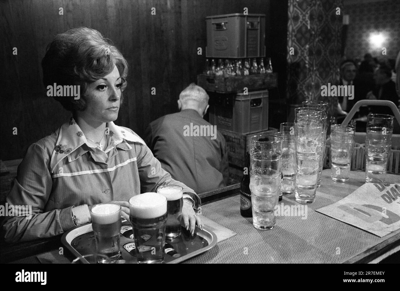 Lavoro serale a bassa retribuzione part-time. Un barman con un vassoio di pinte di birra che servirà. Byker e St Peters Working Men's Club, Newcastle upon Tyne, Tyne and Wear, Inghilterra settentrionale circa 1973. 1970S REGNO UNITO HOMER SYKES Foto Stock