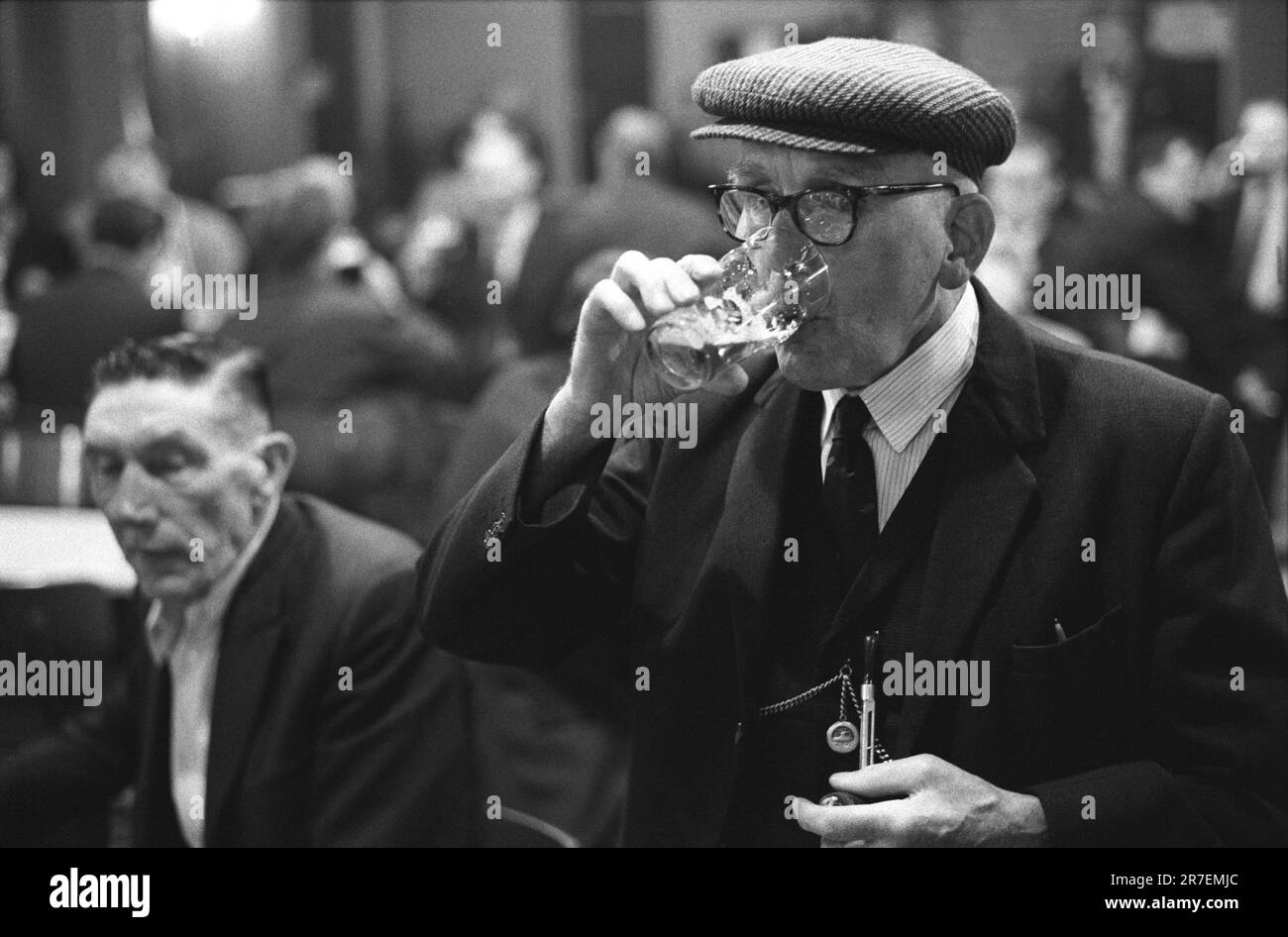 Sabato sera al Byker and St Peters Working Men's Club, Newcastle upon Tyne, Tyne and Wear, Inghilterra settentrionale, circa 1973. 1970S REGNO UNITO HOMER SYKES Foto Stock