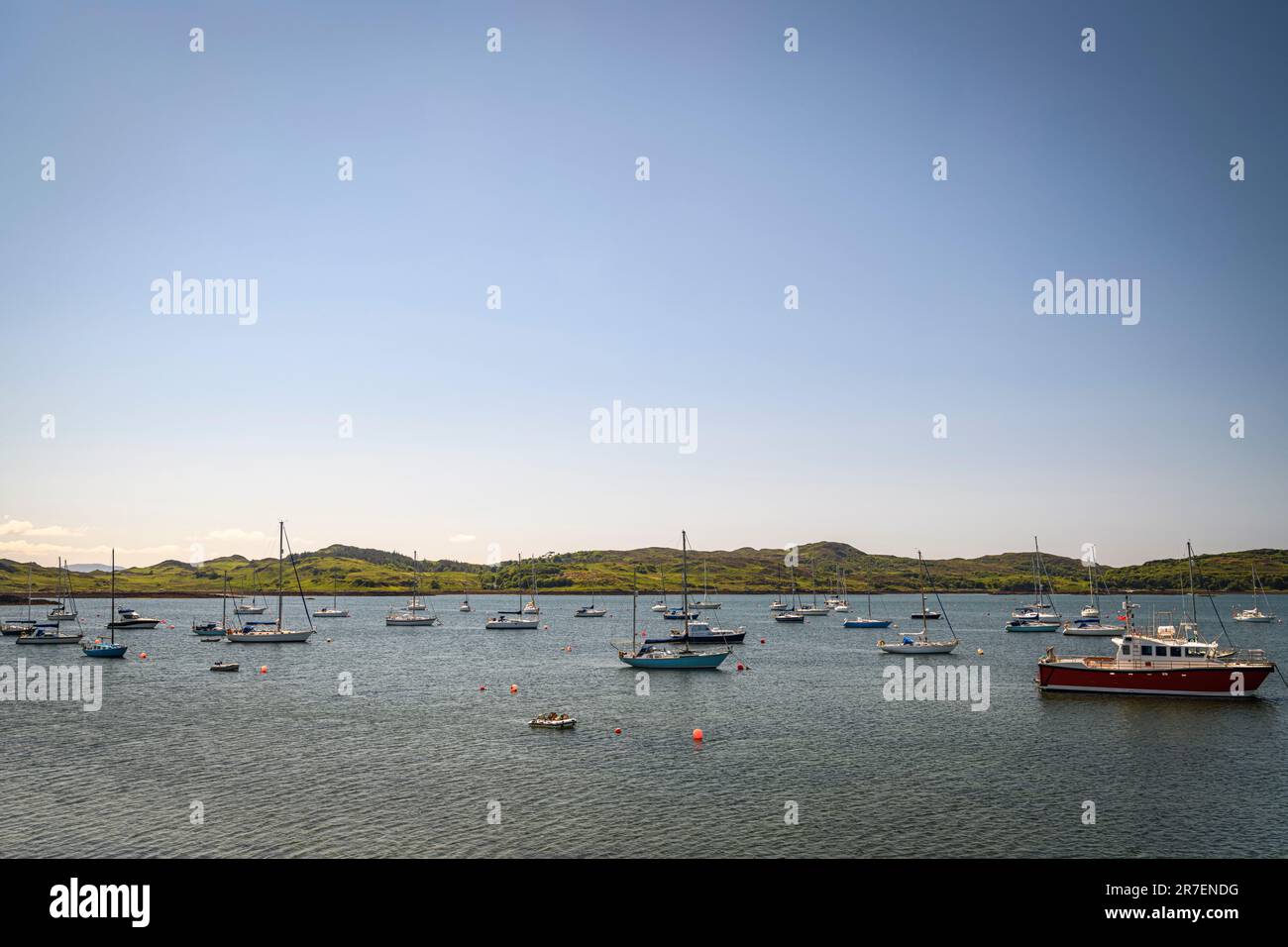 Una calda immagine estiva HDR delle barche e degli yacht nel rifugio sicuro di Arisaig Marina, Lokarber, Scozia. 5th giugno 2023 Foto Stock