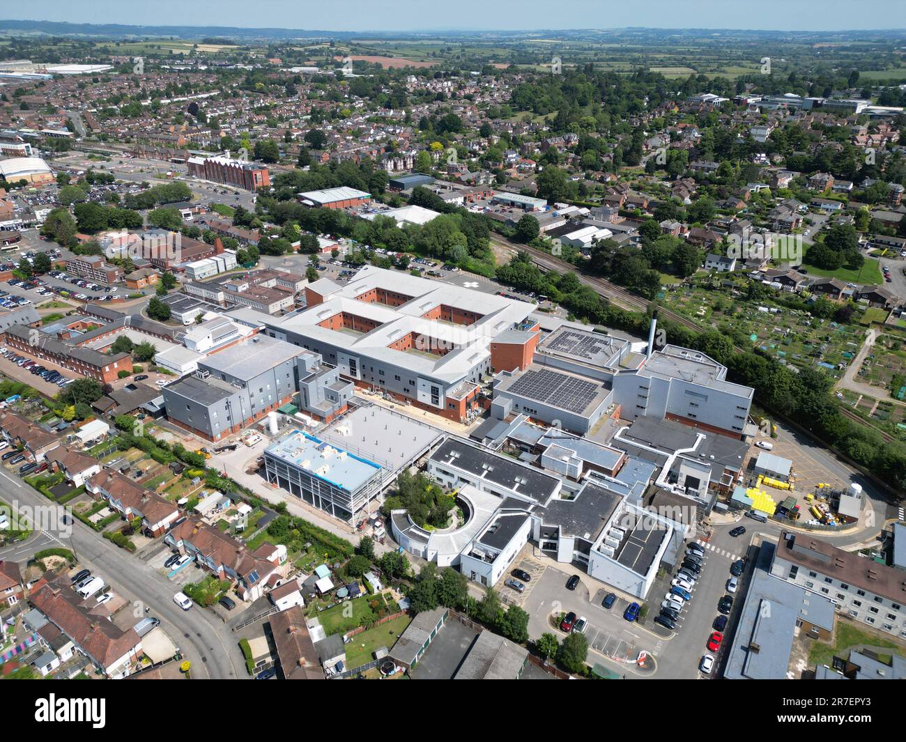Vista aerea dell'ospedale principale di Hereford County Hospital in Herefordshire con la nuova unità chirurgica da £21 milioni di giorni in primo piano, giugno 2023 Foto Stock