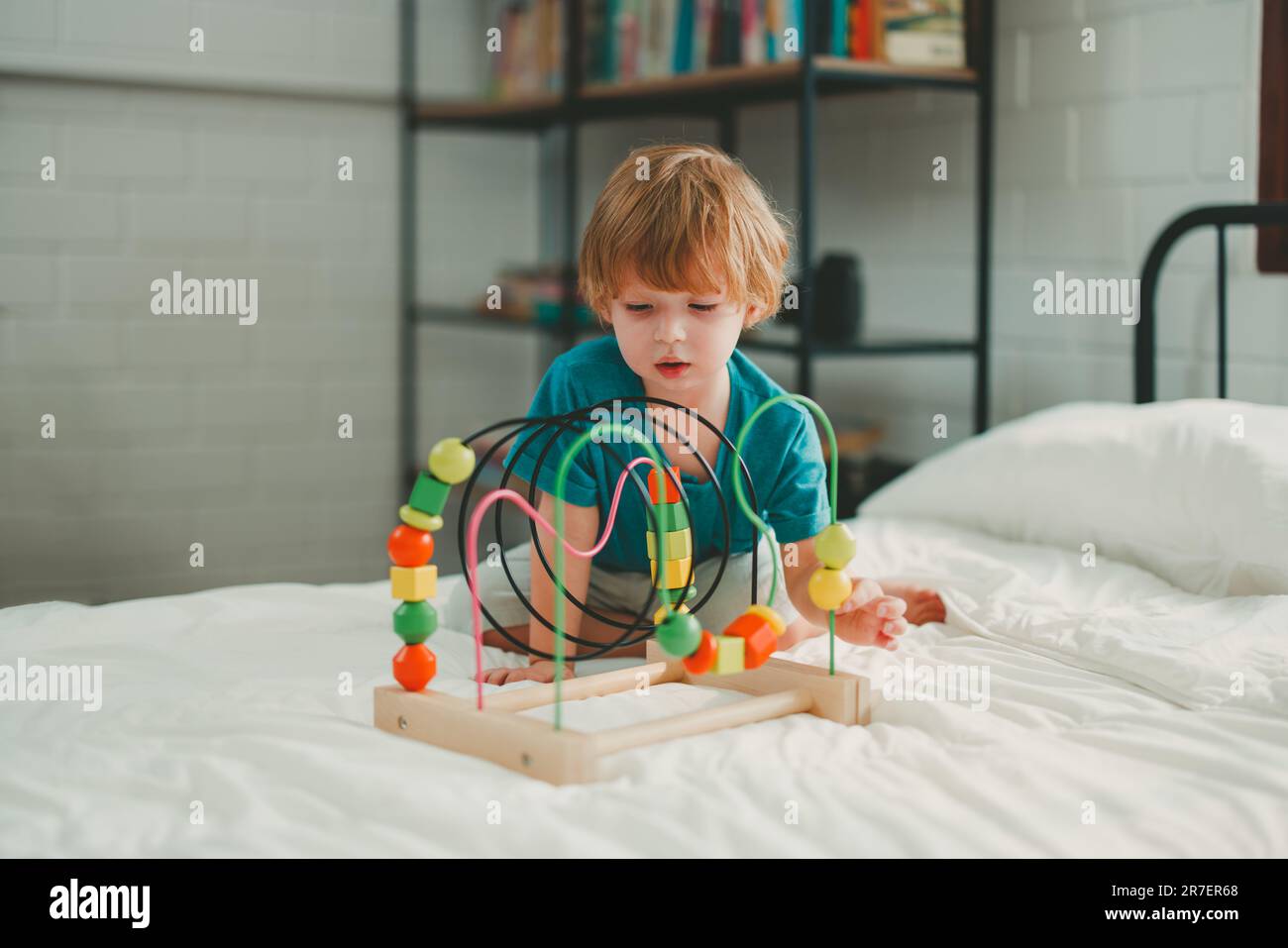 Oltre ad essere divertenti giocattoli educativi e blocchi di costruzione aiutano il bambino a sviluppare il cervello, migliorare la coordinazione oculare della mano, migliorare le capacità motorie, aumentare il conc Foto Stock