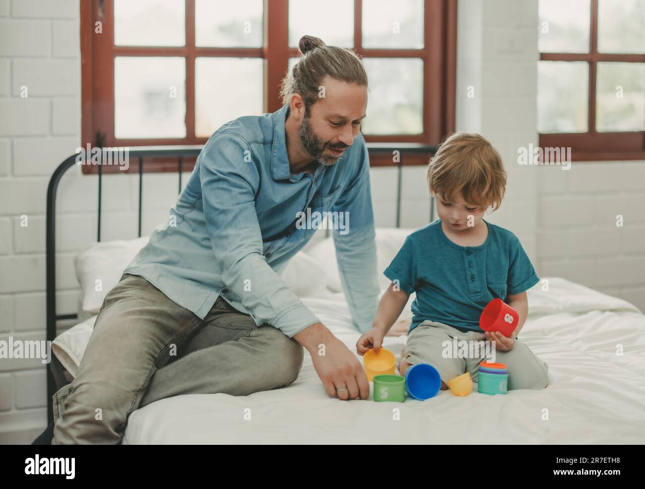 Oltre ad essere divertenti giocattoli educativi e blocchi di costruzione aiutano il bambino a sviluppare il cervello, migliorare la coordinazione oculare della mano, migliorare le capacità motorie, aumentare il conc Foto Stock