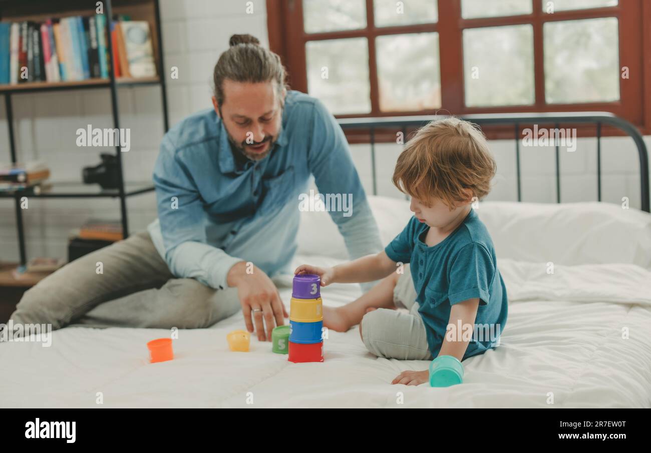 Oltre ad essere divertenti giocattoli educativi e blocchi di costruzione aiutano il bambino a sviluppare il cervello, migliorare la coordinazione oculare della mano, migliorare le capacità motorie, aumentare il conc Foto Stock