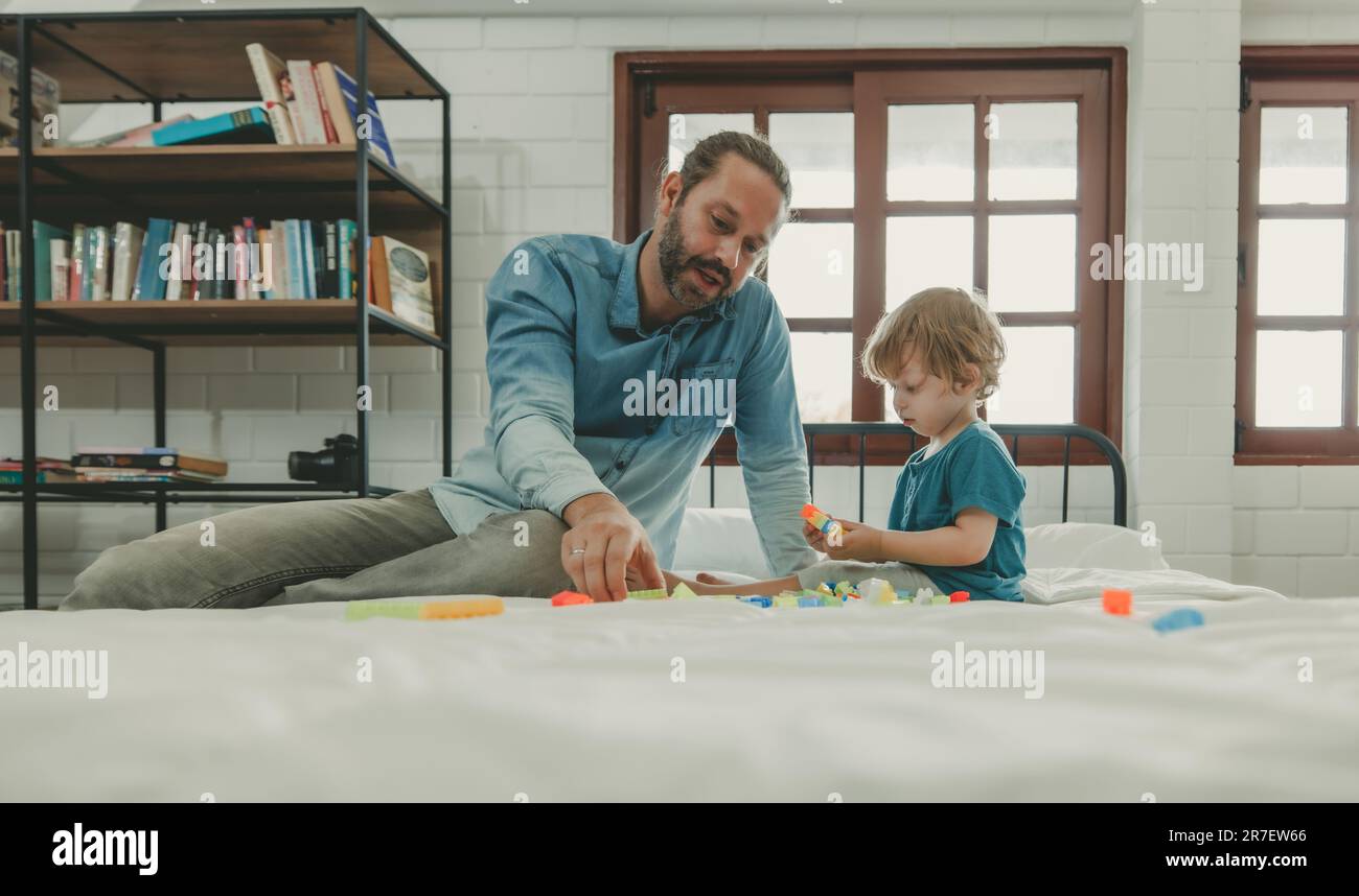 Oltre ad essere divertenti giocattoli educativi e blocchi di costruzione aiutano il bambino a sviluppare il cervello, migliorare la coordinazione oculare della mano, migliorare le capacità motorie, aumentare il conc Foto Stock