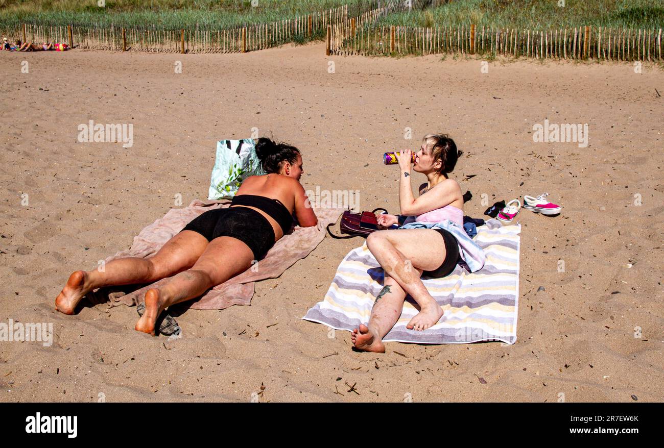 Dundee, Tayside, Scozia, Regno Unito. 15th giugno, 2023. UK Weather: Le temperature nel nord-est della Scozia hanno raggiunto i 21°C a causa del caldo sole costiero. Sulla spiaggia dei traghetti di Dundee Broughty, approfittando del bel tempo di metà giugno, si possono avvistare solo alcuni bagnanti e coloro che si prendono la spiaggia la mattina presto. Credit: Dundee Photographics/Alamy Live News Foto Stock