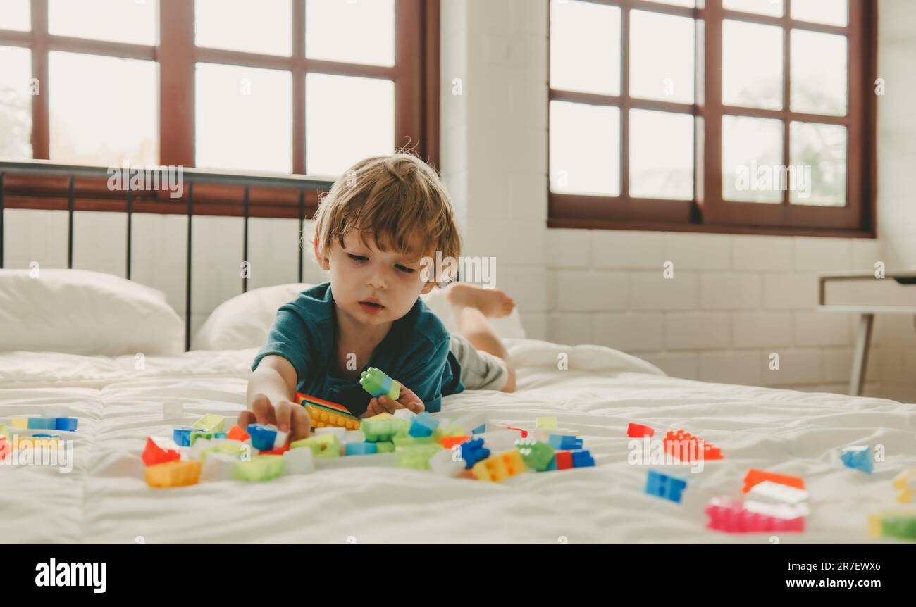 Oltre ad essere divertenti giocattoli educativi e blocchi di costruzione aiutano il bambino a sviluppare il cervello, migliorare la coordinazione oculare della mano, migliorare le capacità motorie, aumentare il conc Foto Stock
