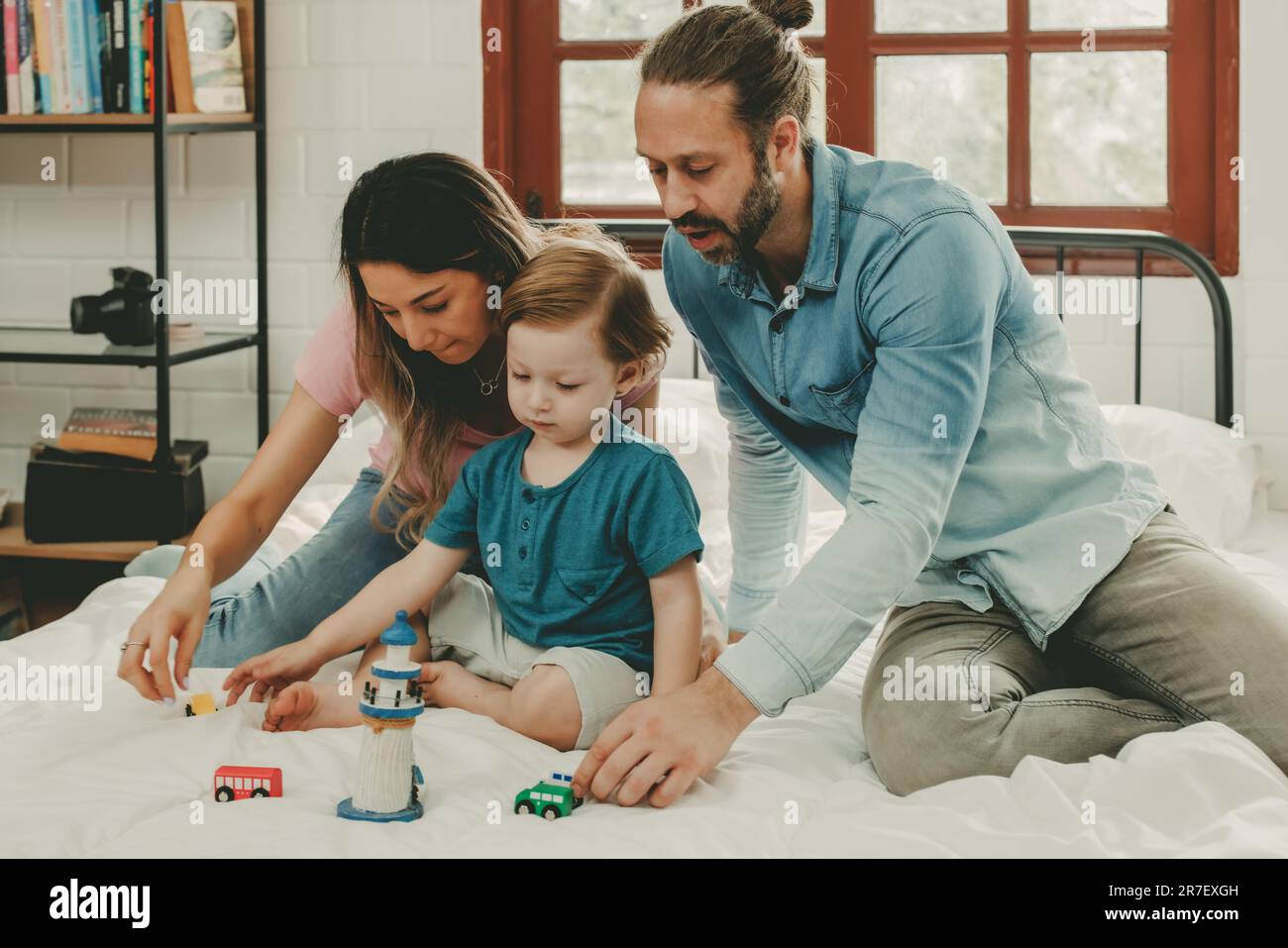 Oltre ad essere divertenti giocattoli educativi e blocchi di costruzione aiutano il bambino a sviluppare il cervello, migliorare la coordinazione oculare della mano, migliorare le capacità motorie, aumentare il conc Foto Stock