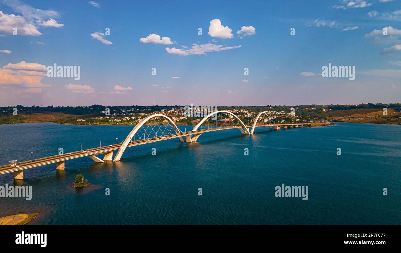 Ponte Juscelino Kubitschek. È un ponte ad arco in acciaio e cemento che attraversa il lago Paranoá a Brasília, Brasile Foto Stock